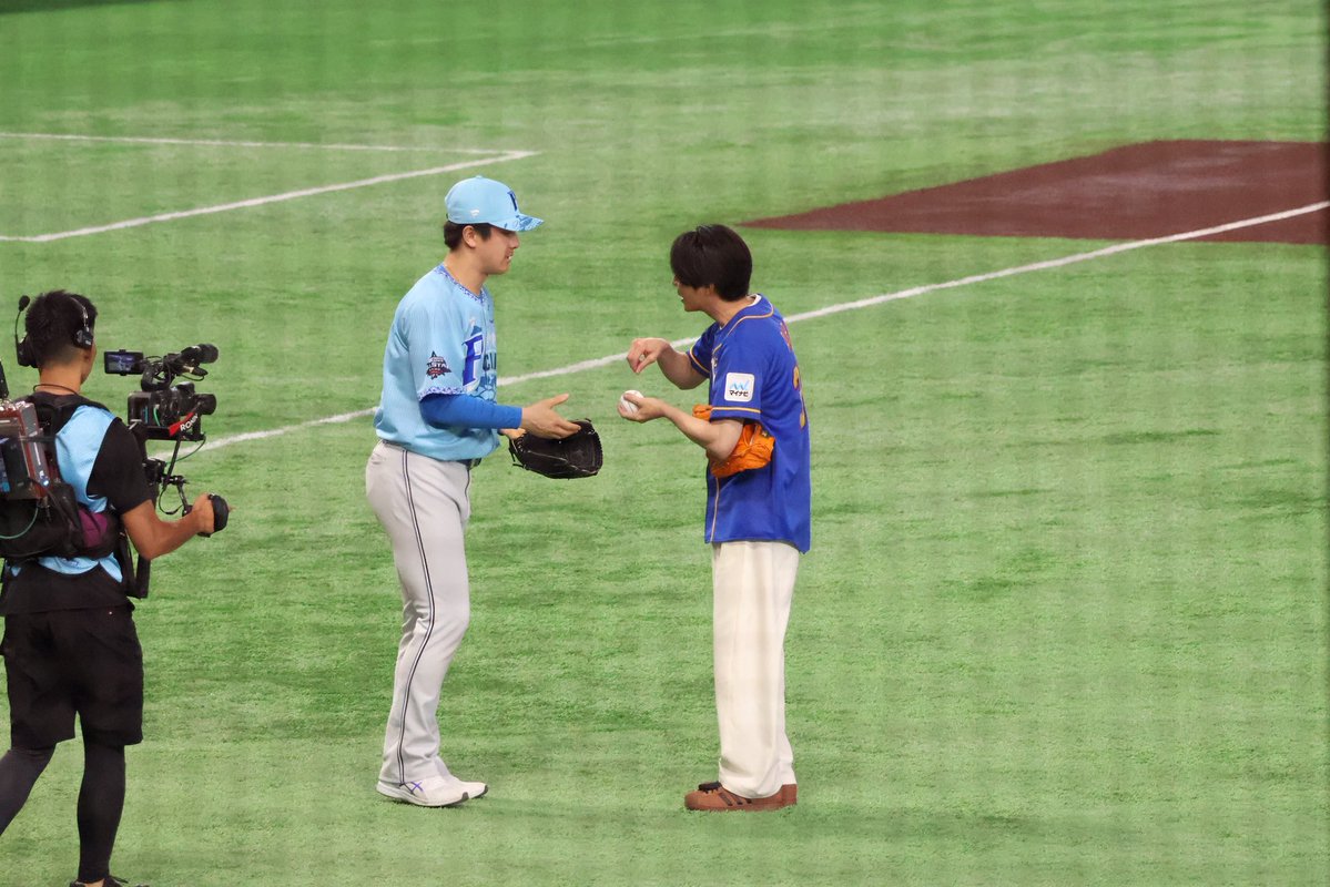 _fs_18sy2's tweet photo. 相葉ちゃん( ᵔ֊ᵔ )ෆ お茶たて？🍵

#相葉雅紀

#北山亘基
#lovefighters
#つば九郎
#swallows
#スラィリー
#carp
#マイナビオールスターゲーム2026 https://t.co/nNB9KqpvZk
