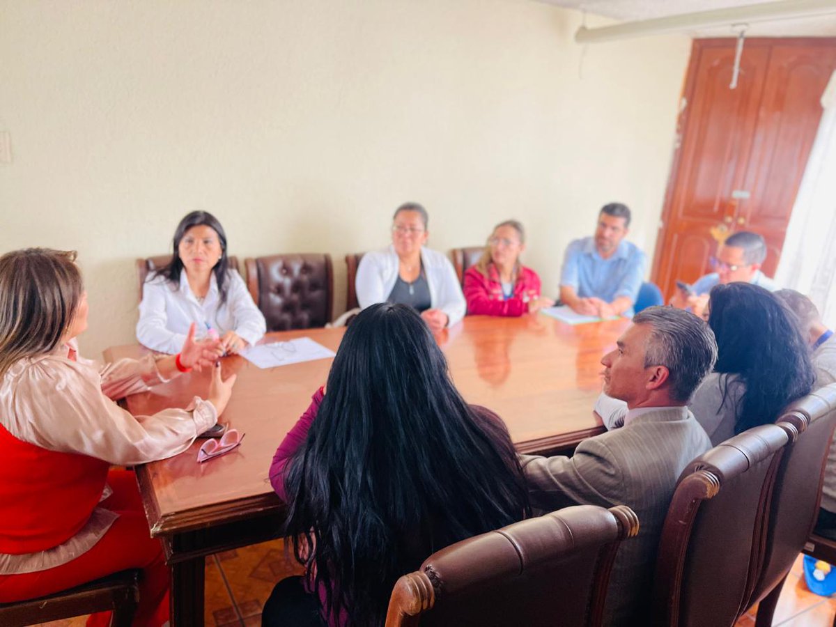 EducacionZ9_Ec's tweet photo. 🏫 ¡Nos estamos preparando! La subsecretaria Adriana Sánchez visitó la Unidad Educativa Cinco de Junio, donde verificó el estado de la infraestructura y dio seguimiento al proceso de chatarrización, garantizando espacios educativos adecuados previo al regreso a clases. 📚✨ https://t.co/JBExv5p7h1