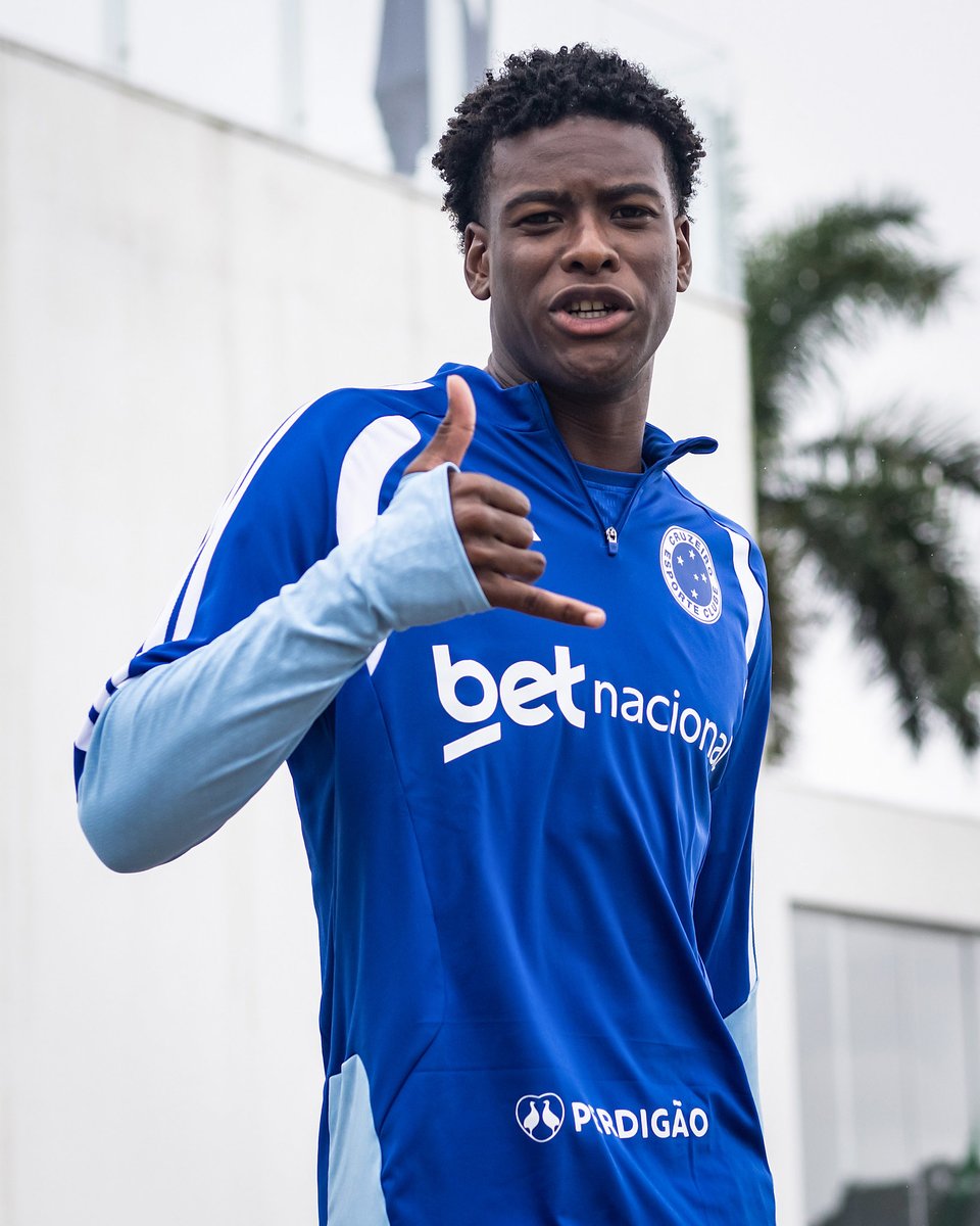 PZeiroNoticias's tweet photo. 🚨🚨🚨

HOJE NÃO, FARO

Apesar do interesse da Real Sociedad e também do Valência, o Cruzeiro NÃO ESTÁ DISPOSTO a vender o zagueiro Jonathan Jesus nesse momento.

Esta não é a primeira vez que o zagueiro entra na mira de clubes da Europa. Em maio, Jonathan Jesus despertou o interesse do Strasbourg-FRA. O clube francês pertence ao grupo BlueCo, o mesmo conglomerado que administra o Chelsea-ING.

Já na janela de transferências do início desta temporada, o defensor recebeu uma proposta do Zenit-RUS. Na ocasião, o clube russo ofereceu 8 milhões de euros (cerca de R$ 50,4 milhões, na cotação da época), mas o Cruzeiro recusou a investida.

⛲ Central da Toca
📝 Portal Cruzeiro Notícias
📸 Gustavo Aleixo/Cruzeiro

#portalcruzeironotícias