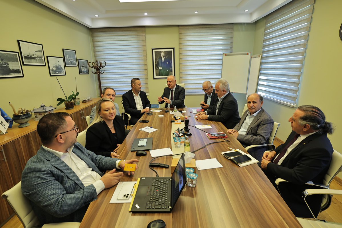 SafakBasa's tweet photo. Genel müdür yardımcılarımla beraber güzide iştirak şirketimiz Şehir Hatları Genel Müdürlüğünü ziyaret ederek Genel Müdür Güçlü Şeneler ile işbirliği yapabileceğimiz konular ve ortak projeler üzerinde verimli bir toplantı gerçekleştirdik. Misafirperverliği için genel müdürümüz ve mesai arkadaşlarına teşekkür ederim.