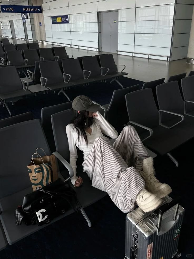vankooluv's tweet photo. how  pinterest  sees  me  ❤︎    
๑  𝓲dol   
๑  𝓪lbum    
๑  𝓹hotocard  
๑  𝓪irport outfit https://t.co/ZMEvxUgcMK