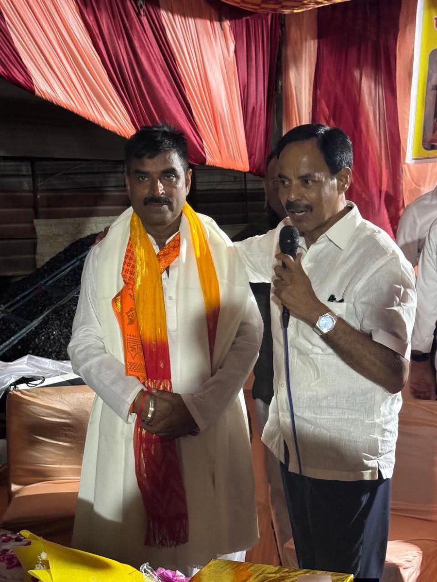 rebelvoicec's tweet photo. @maheshbjpup @nawabsnagar @BJP4UP @BJP4India @dr_maheshsharma @PankajSinghBJP 
भारतीय जनता पार्टी नोएडा महानगर के आदरणीय जिला अध्यक्ष जी, अब आप एक काम जरूर करो।

ये जो चोटपुर छजारसी कॉलोनी में बिहार से आकर बसे हुए आपके अनमोल रतन हैं—जैसे मनोज उपाध्याय, हरीकिशोर, रो��ित ठाकुर, टकला पतलकार , बबन सिंह और अन्य—ये जितने भी आपके बिहार से आए हुए लाल और नवरत्न हैं, इन्हें अब देर मत करो, जल्दी से पूर्वांचल मोर्चे का नोएडा महानगर का जिला अध्यक्ष बना दो।

क्योंकि अभी तक तो ये केवल चोटपुर छजारसी कॉलोनी के लोगों को ही लूटते रहे हैं, लेकिन अगर आपने इन्हें पूर्वांचल मोर्चे का जिला अध्यक्ष बना दिया या पार्टी में कोई बड़ा पद दे दिया, तो ये पूरे नोएडा महानगर को लुटकर भाजपा औ��� आपको मालामाल करने की पूरी क्षमता रखते हैं।

और यह जरूरी भी है, क्योंकि आने वाले समय में पार्टी को इलेक्शन लड़ना है—उस समय पार्टी को वोट से ज्यादा पैसे की जरूरत पड़ सकती है।

और जो इनके खिलाफ यह वीडियो वायरल हो रही है, उसका भी जरूर संज्ञान ले लीजिए—किस तरह की इनकी नीति है और किस तरह की इनकी नियत है, सब कुछ साफ दिखाई दे रहा है।

इस वीडियो में जिस स्तर की अभद्र भाषा का प्रयोग किया गया है, वह खुद इनक�� मानसिकता का आईना है। पुलिस प्रशासन क�� लिए जिस तरह की गंदी भाषा इस्तेमाल की गई है, वह साफ दिखाता है कि कानून व्यवस्था के प्रति इनके मन में कितना सम्मान है। और मातृशक्ति के लिए जिस तरह की गंदी और घटिया मानसिकता वाली सोच सामने आई है, वह समाज के लिए बेहद चिंताजनक है।

यह सब षड्यंत्रकारी लोग हैं, इनसे आपको सावधान रहने की जरूरत है।

क्योंकि शायद अभी 2 दिन पहले ही आप इन्हें जन्मदिन की बधाई के साथ पूर्वांचल मोर्चे का अध्यक्ष बनने की विधि द��� चुके हैं, तभी तो ये सुबह-सुबह मिठाई बांट रहे थे कि अब तो मनोज उपाध्याय जी पूर्वांचल मोर्चे के जिला अध्यक्ष बनने ही वाले हैं क्या समझो बन गए।

बाकी आप खुद समझदार हैं… ऐसे “अनमोल रतन” बार-बार नहीं मिलते।