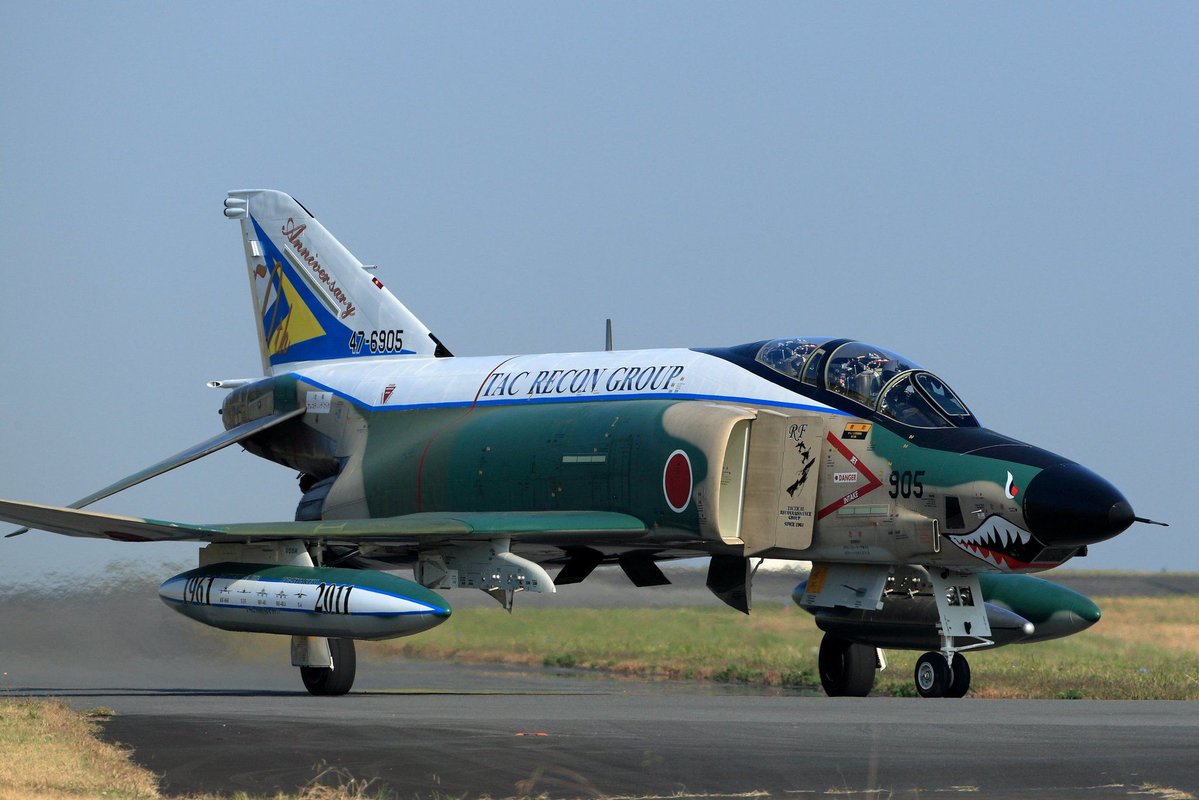 perpetuoasombro's tweet photo. JASDF RF-4E Phantom 47-6905 of  Tactical Reconnaissance Group / 501' Reconnaissance Squadron with special paint 50th Anniversary of Phantom 1961-2011 at Hyakuri AB, Japan. https://t.co/HdmVbtRDxo