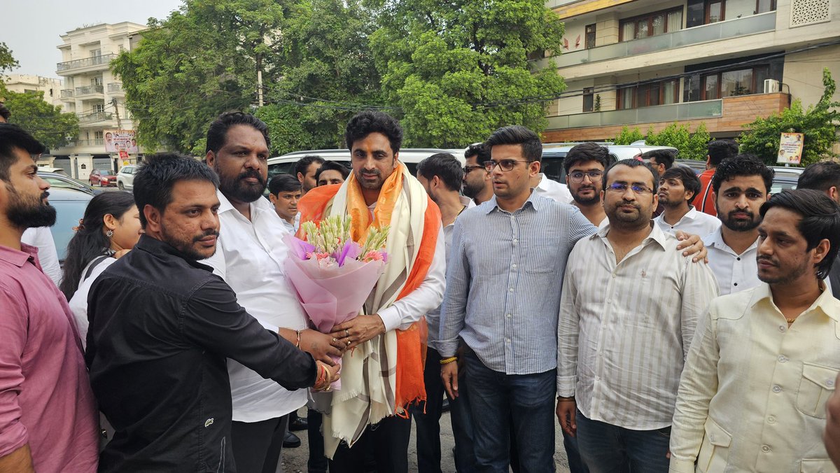 rajatbjym's tweet photo. दिल्ली विश्वविद्यालय के नॉर्थ कैंपस में युवा साथियों और नागरिकों से मुलाकात कर उनके विचार जानने का अवसर मिला।
युवाओं का उत्साह, जागरूकता और राष्ट्र निर्माण में योगदान देने का संकल्प विकसित भारत की सबसे बड़ी शक्ति है।
#GenZWithModi #GenZWithBharat https://t.co/dxg3NZUNcF