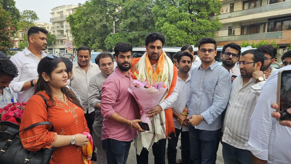 rajatbjym's tweet photo. दिल्ली विश्वविद्यालय के नॉर्थ कैंपस में युवा साथियों और नागरिकों से मुलाकात कर उनके विचार जानने का अवसर मिला।
युवाओं का उत्साह, जागरूकता और राष्ट्र निर्माण में योगदान देने का संकल्प विकसित भारत की सबसे बड़ी शक्ति है।
#GenZWithModi #GenZWithBharat https://t.co/dxg3NZUNcF