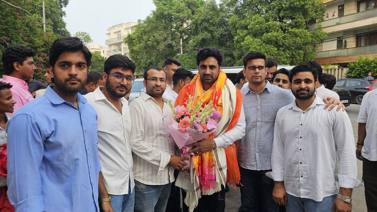 rajatbjym's tweet photo. दिल्ली विश्वविद्यालय के नॉर्थ कैंपस में युवा साथियों और नागरिकों से मुलाकात कर उनके विचार जानने का अवसर मिला।
युवाओं का उत्साह, जागरूकता और राष्ट्र निर्माण में योगदान देने का संकल्प विकसित भारत की सबसे बड़ी शक्ति है।
#GenZWithModi #GenZWithBharat https://t.co/dxg3NZUNcF