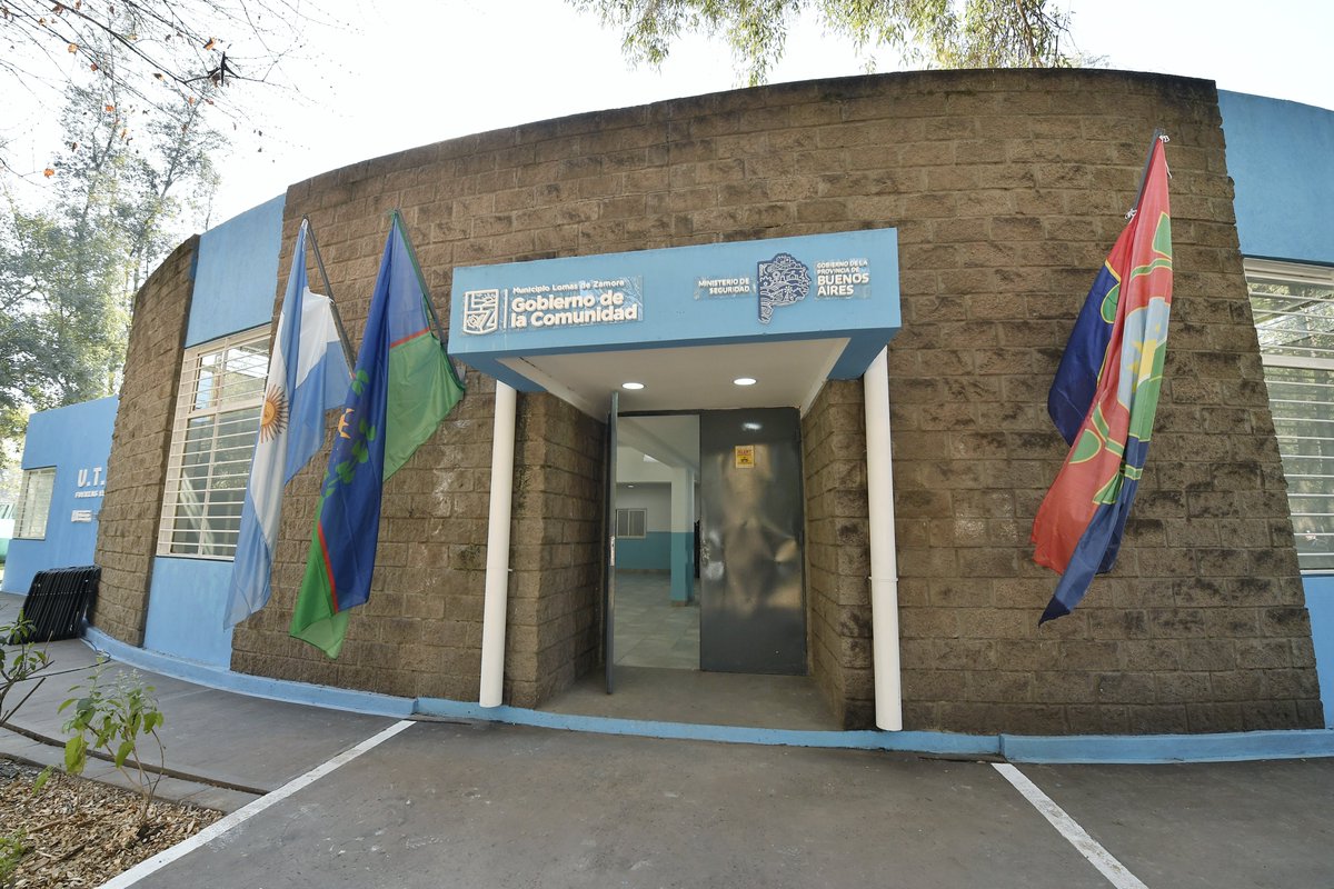 Kicillofok's tweet photo. Inauguramos la nueva base UTOI de Lomas de Zamora que cuenta con 100 efectivos y el equipamiento necesario para fortalecer la presencia policial en los barrios. https://t.co/GAETrj4foa