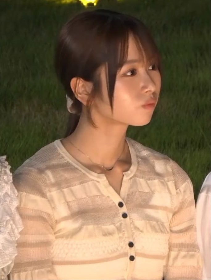 QRKzqt3Jh075088's tweet photo. 丸顔で童顔なのに、長い首と綺麗な鼻筋で手足も長くスタイルも良いという、今の坂道には希少な「THE坂道アイドル」なんだよな上村ひなのさん。
年齢が20歳を超えた辺りから覚醒するメンバーって割と居るけどその最高峰な感じになってて嬉しいです。私は。 https://t.co/xovLs9922J