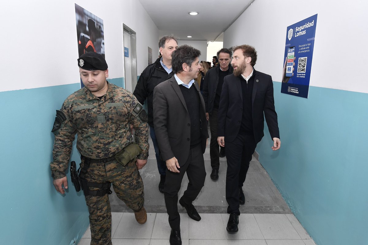 Kicillofok's tweet photo. Inauguramos la nueva base UTOI de Lomas de Zamora que cuenta con 100 efectivos y el equipamiento necesario para fortalecer la presencia policial en los barrios. https://t.co/GAETrj4foa