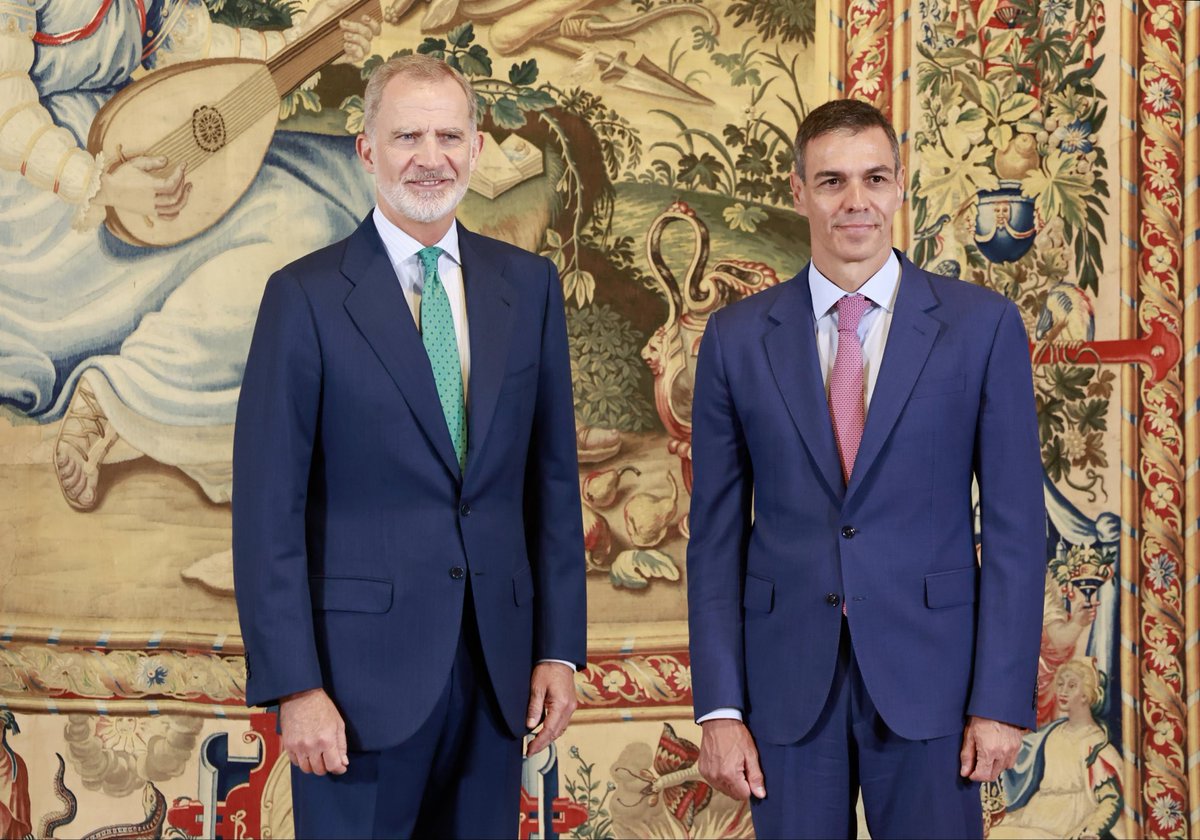 CasaReal's tweet photo. El Rey mantiene un despacho con el presidente del Gobierno, Pedro Sánchez, en el Palacio Real de La Almudaina (Palma).

➡️https://t.co/ifrhi8Gtmj https://t.co/x6k3ApkQl0