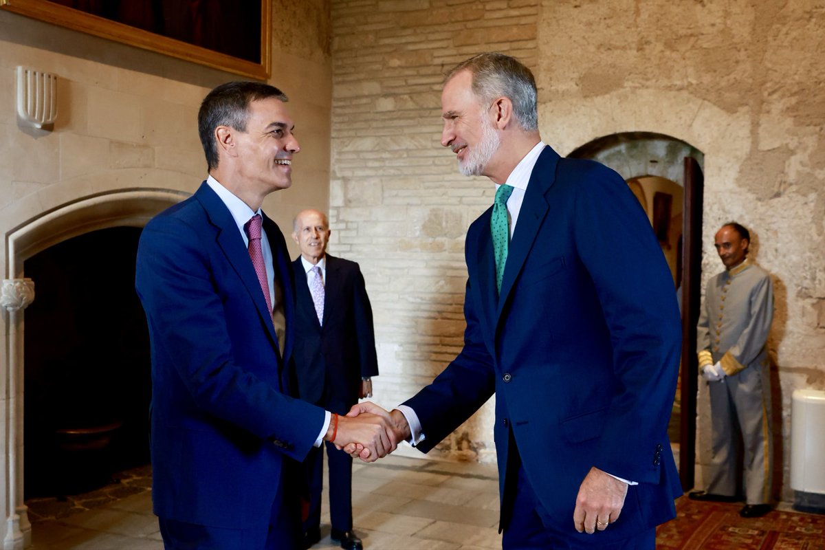 CasaReal's tweet photo. El Rey mantiene un despacho con el presidente del Gobierno, Pedro Sánchez, en el Palacio Real de La Almudaina (Palma).

➡️https://t.co/ifrhi8Gtmj https://t.co/x6k3ApkQl0