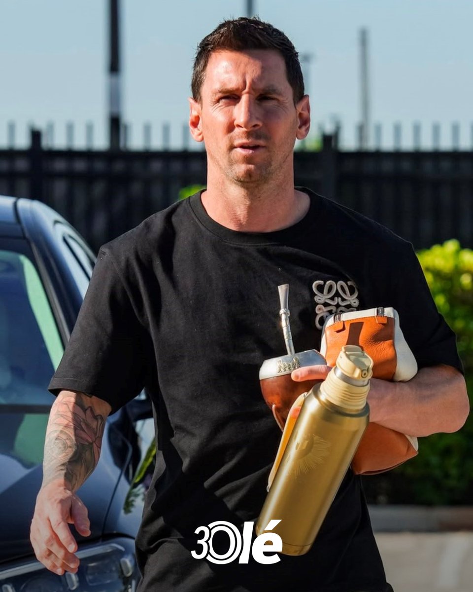 DiarioOle's tweet photo. MESSI VOLVIÓ A MIAMI CON SU MATE Y TERMO DORADO 😎🧉 https://t.co/Fm2d6cXLz1