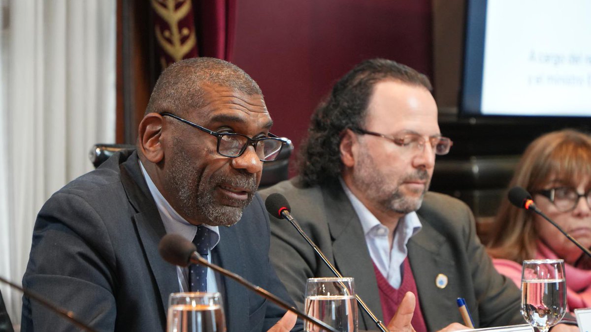MAmbienteuy's tweet photo. ✍️Ministro @OrtunoEdgardo y rector de la @Udelaruy ampliaron convenio para fortalecer el desarrollo sostenible y la agenda climática.

💬“Es fundamental actualizar y ampliar este convenio en beneficio de la calidad de vida de las personas”, expresó.

https://t.co/138YMQ6JuF https://t.co/B9qctLwEWj
