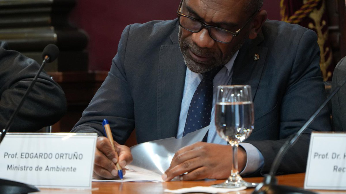 MAmbienteuy's tweet photo. ✍️Ministro @OrtunoEdgardo y rector de la @Udelaruy ampliaron convenio para fortalecer el desarrollo sostenible y la agenda climática.

💬“Es fundamental actualizar y ampliar este convenio en beneficio de la calidad de vida de las personas”, expresó.

https://t.co/138YMQ6JuF https://t.co/B9qctLwEWj