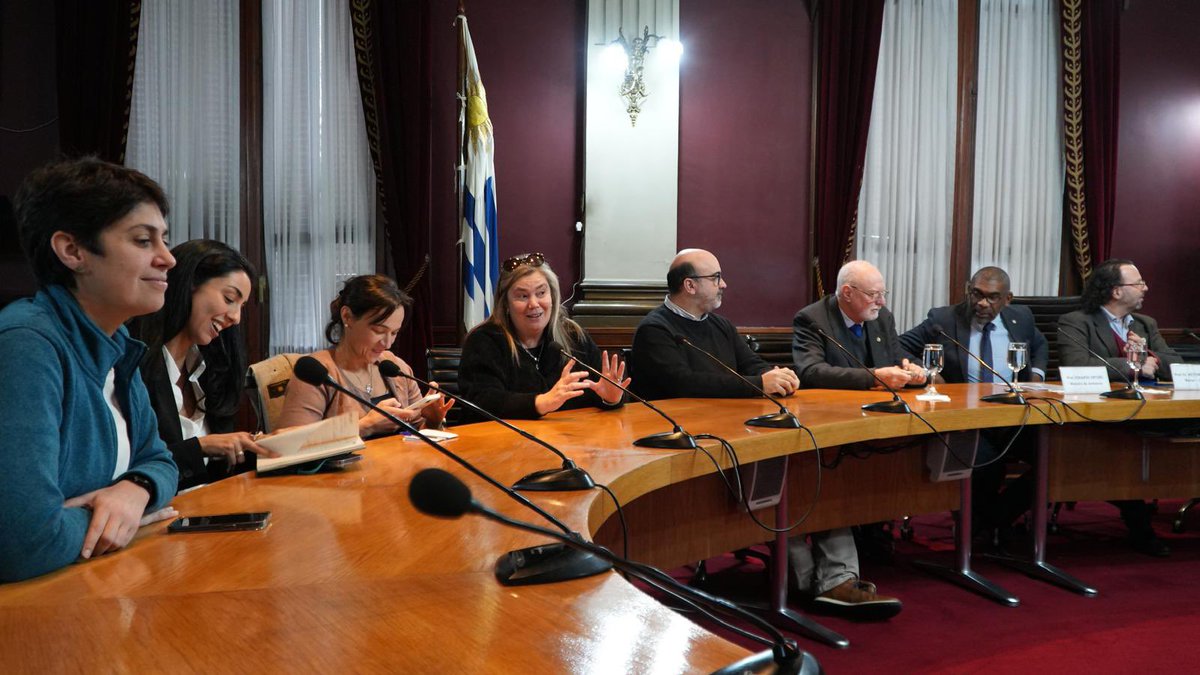 MAmbienteuy's tweet photo. ✍️Ministro @OrtunoEdgardo y rector de la @Udelaruy ampliaron convenio para fortalecer el desarrollo sostenible y la agenda climática.

💬“Es fundamental actualizar y ampliar este convenio en beneficio de la calidad de vida de las personas”, expresó.

https://t.co/138YMQ6JuF https://t.co/B9qctLwEWj