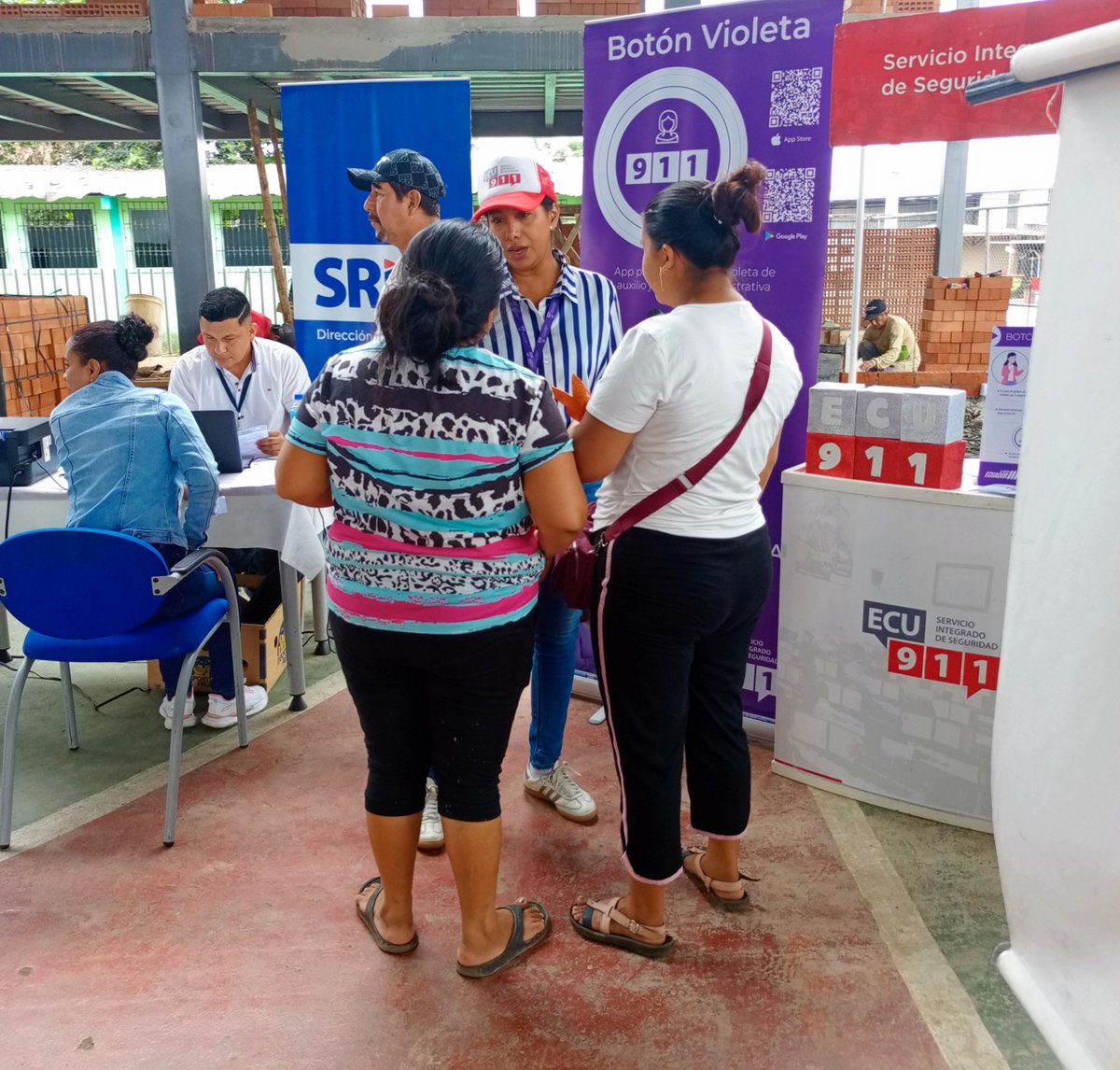 ecu911sambo's tweet photo. 📍#LosRíos
En la Brigada Social El Gobierno a Tu Lado, desarrollada en el recinto Mata de Cacao parroquia Febres Cordero, personal del @ECU911_ junto a nuestro superhéroe #Ecutron, socializó con la comunidad el uso correcto de la línea única para emergencias 📱9-1-1 y de los aplicativos #AppECU911 y 🟣#BotónVioletaECU911.
Durante la jornada, los asistentes conocieron el modelo de gestión del #ECU911 y el trabajo articulado con las instituciones de primera respuesta para atender las emergencias en territorio.