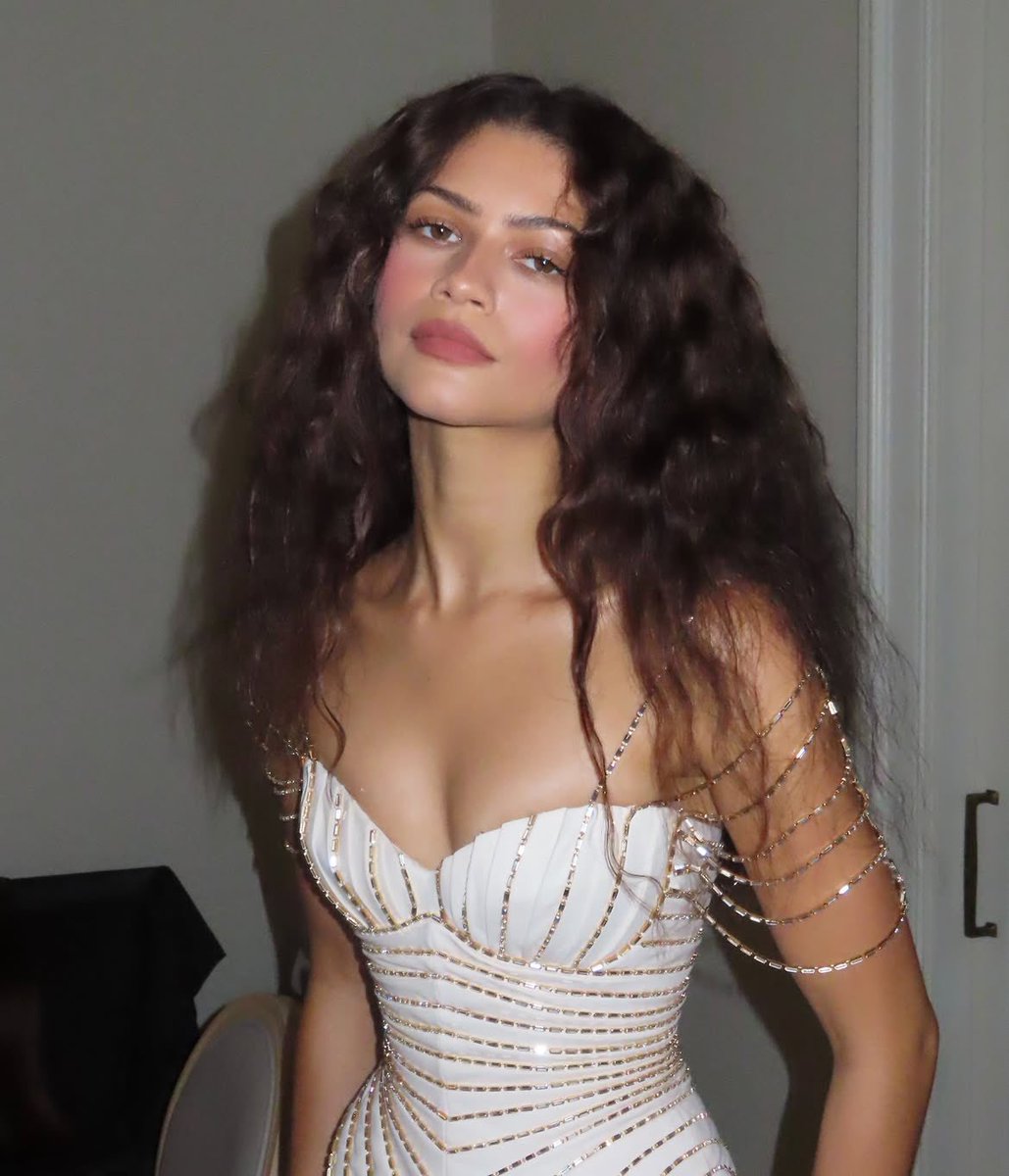 inyourloveland's tweet photo. it’s true what they say zendaya’s best look is always her next look https://t.co/6o2qf6lrTC
