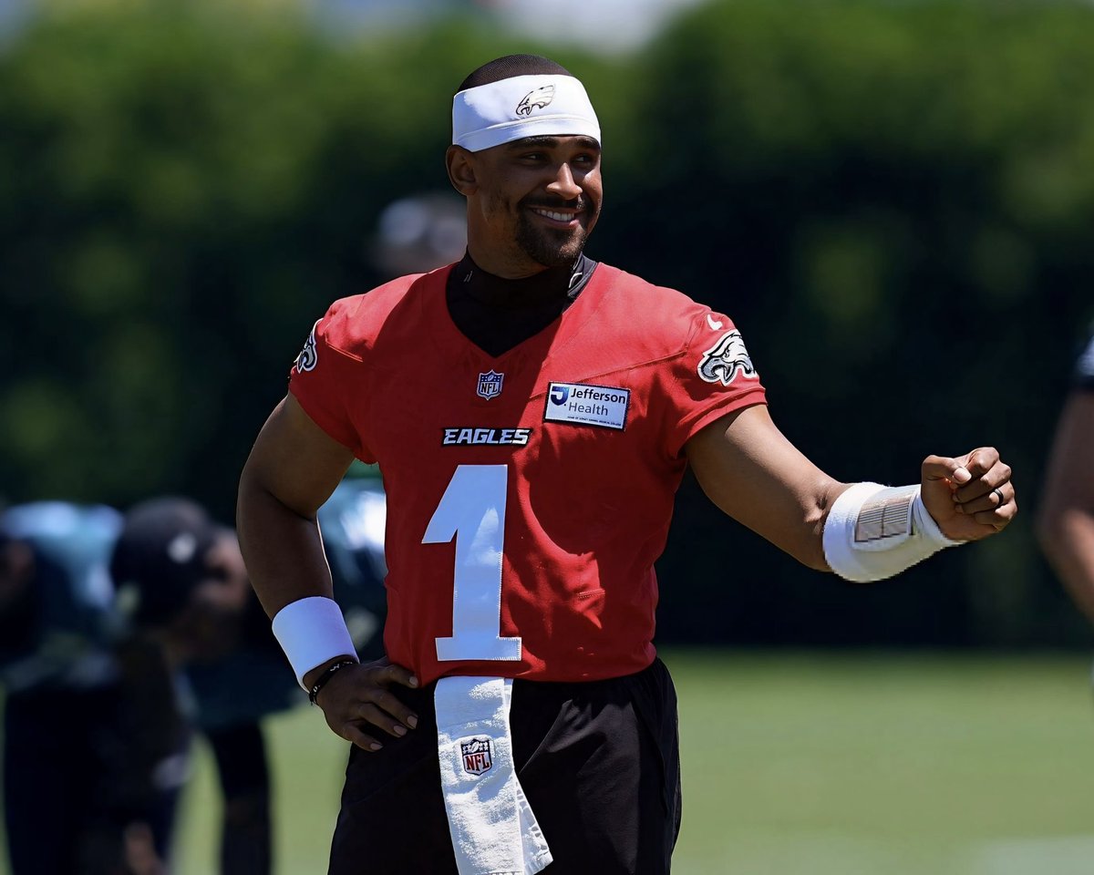pheaglescentral's tweet photo. "Believe me, it is a BRAND NEW offense. We are seeing so much from Jalen Hurts under center. We are seeing so much pre-snap motion. And we are seeing a ton of throws over the middle of the field."

— ESPN’s Tim McManus on the Eagles offense heading into the 2026 season

👀 https://t.co/48N5EDXZha