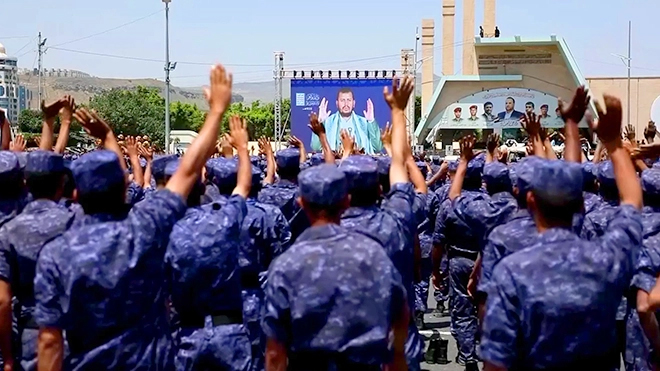 ALAYYAM_INFO's tweet photo. الوساطة الإقليمية للسلام في اليمن تصدم بـ "مطالب تعجيزية" 

>«الأيام» غرفة الأخبار:

> كشفت مصادر سياسية، عن تعثر مساعي تثبيت التهدئة التي خرقها الحوثيون في اليمن بسبب سقف المطالب المرتفعة لجماعة الحوثي في جولة المباحثات الأخيرة.

وذكرت المصادر في تصريحات صحفية، أن "سقف المطالب التي طرحها ممثلو جماعة الحوثي لا تزال تعيق تحقيق أي تقدم في الوساطة الإقليمية بعد تعثر الجهود التي بذلها مبعوث الأمم المتحدة الخاص باليمن هانس جروندبورج".

وأوضحت المصادر، أن جماعة الحوثي لا تريد العودة فقط إلى ما تسمى خريطة الطريق، بل تطالب أيضًا، بإلغاء قرارات مجلس الأمن الدولي بشأن القيود المفروضة على تهريب وإدخال السلاح إلى مناطق سيطرتها.

وقالت المصادر، إن "جماعة الحوثي طرحت خلال المفاوضات شروطًا تعجيزية للعودة إلى اتفاق التهدئة من بينها تسيير رحلات منتظمة إلى أكثر من بلد، في مقدمتها إيران".

ووفقًا للمصادر، فإن الجماعة تريد أيضًا إلغاء آلية الأمم المتحدة لتفتيش السفن بغية الضغط على الطرف الآخر، من أجل القبول باستئناف العمل بما تسمى خريطة الطريق. 

تتزامن هذه التطورات مع تأكيد بيانات وزعتها منظمة الأمم المتحدة للأغذية والزراعة (الفاو) أن واردات القمح إلى الموانئ الخاضعة لسيطرة جماعة الحوثي، وهي الحديدة والصليف ورأس عيسى، ارتفعت خلال يونيو، بنسبة 73 % مقارنة بالشهر السابق.

كما زادت بنسبة 72 % مقارنة بالشهر نفسه من العام الماضي، وبنسبة 35 % مقارنة بمتوسط الأعوام الثلاثة الماضية.

وبحسب التقرير، انخفضت واردات الوقود إلى تلك الموانئ بنسبة 28 % مقارنة بالشهر السابق، وبنسبة 68 % مقارنة بالعام الماضي، و73 % مقارنة بمتوسط الأعوام الثلاثة.

وقالت المنظمة إن انخفاض واردات الوقود سببه توقف شحنات الوقود الواصلة إلى تلك الموانئ.

ويعود أسباب تراجع واردات الوقود إلى تلك الموانئ في الأساس للعقوبات الأمريكية على الشركات والسفن التي تتعامل مع الحوثيين المصنفين كمنظمة إرهابية أجنبية، إضافة إلى تراجع شحنات النفط الإيراني التي كانت تصل إلى هذه الموانئ بسبب الحرب.