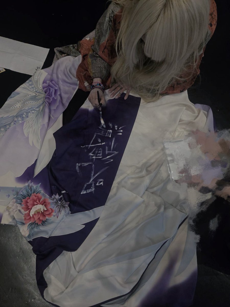 xxxBAD_iT_'s tweet photo. そうだ
新しくめだまのお兄ちゃんとも仲良しできたし
字を書く練習もしたよ☻

久しぶりに会えたお姉ちゃん等とも写真撮ったのにどっかいっちゃって
口をへの字に曲げていたら朝がきた。

忌々しいなぁ

皆の内から出ている光はどれだけでも受け入れる事ができるのに
外からの光はいつになっても好かん https://t.co/vEBKPo70cP