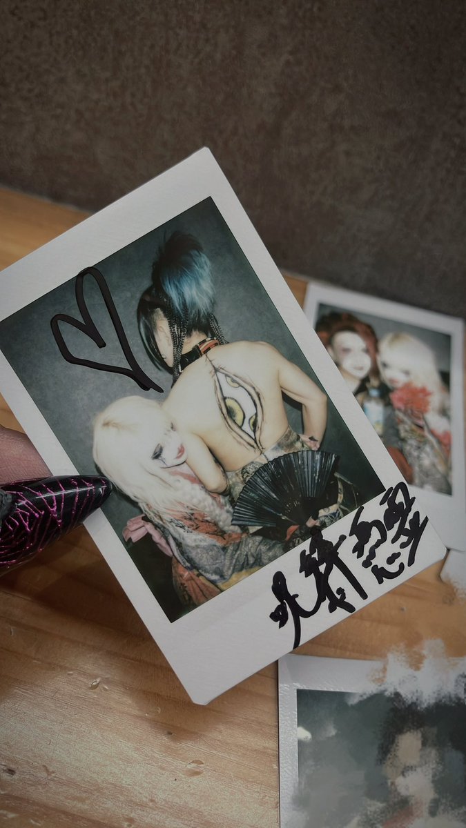xxxBAD_iT_'s tweet photo. そうだ
新しくめだまのお兄ちゃんとも仲良しできたし
字を書く練習もしたよ☻

久しぶりに会えたお姉ちゃん等とも写真撮ったのにどっかいっちゃって
口をへの字に曲げていたら朝がきた。

忌々しいなぁ

皆の内から出ている光はどれだけでも受け入れる事ができるのに
外からの光はいつになっても好かん https://t.co/vEBKPo70cP