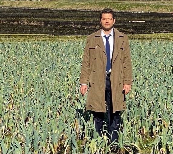 soborokii's tweet photo. This is such a Cas photo like bro is just like this 🕴️ love him so much https://t.co/KptaO4eKJz