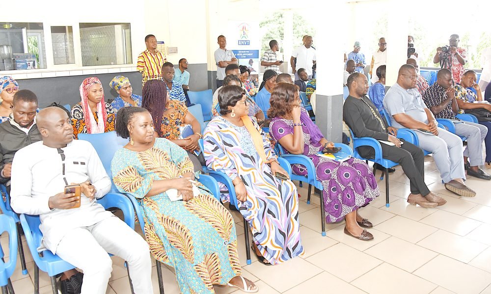 KondiL75281's tweet photo. Célébrer ceux qui s'engagent au service des communautés. L'@anvt_togo a lancé ce 29 juillet la 10e édition du concours Meilleur volontaire de l'année. Un prix de 300 000 à 1 000 000 FCFA pour mettre en lumière l'impact de nos volontaires à travers le pays.#Togo #Volontariat #ANVT https://t.co/eW3p08Q96i
