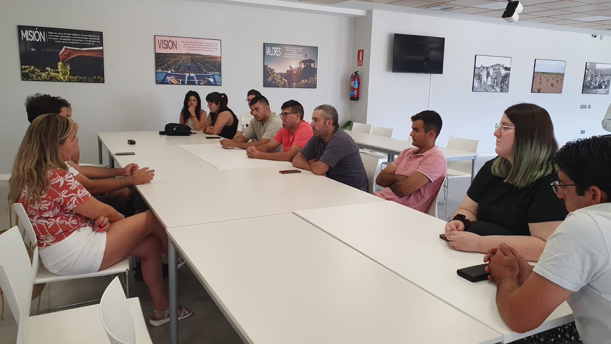 urcacyl's tweet photo. Hemos tenido encuentro del “Grupo ASOVINO Joven"  y "Grupo Envero" de @CuatroRayas para intercambiar impresiones y potenciar sinergias de relevo generacional. Tras visitar Bodega y catar “cuarenta vendimias”, comida de confraternización  degustando lechazo y verdejo de las Coop. https://t.co/rTi0nMSmVZ