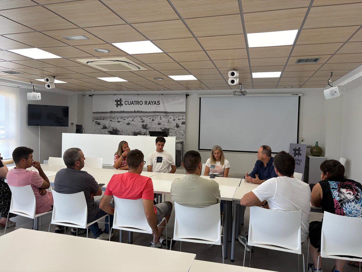 urcacyl's tweet photo. Hemos tenido encuentro del “Grupo ASOVINO Joven"  y "Grupo Envero" de @CuatroRayas para intercambiar impresiones y potenciar sinergias de relevo generacional. Tras visitar Bodega y catar “cuarenta vendimias”, comida de confraternización  degustando lechazo y verdejo de las Coop. https://t.co/rTi0nMSmVZ