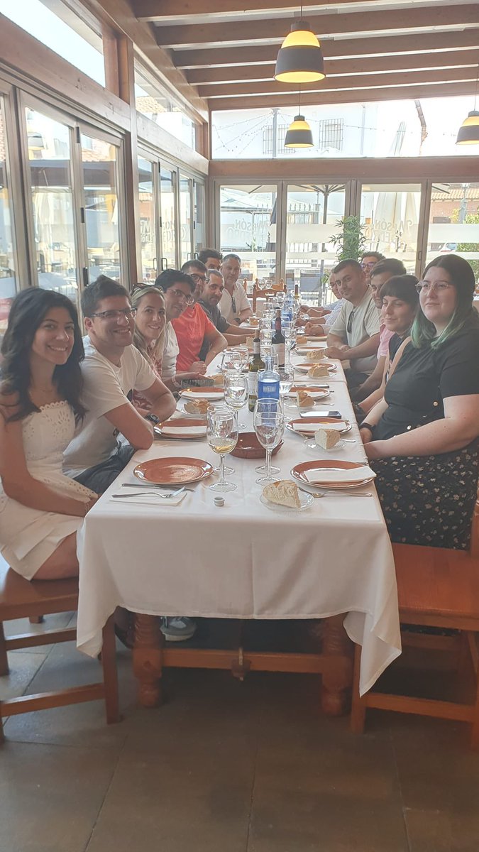 urcacyl's tweet photo. Hemos tenido encuentro del “Grupo ASOVINO Joven"  y "Grupo Envero" de @CuatroRayas para intercambiar impresiones y potenciar sinergias de relevo generacional. Tras visitar Bodega y catar “cuarenta vendimias”, comida de confraternización  degustando lechazo y verdejo de las Coop. https://t.co/rTi0nMSmVZ