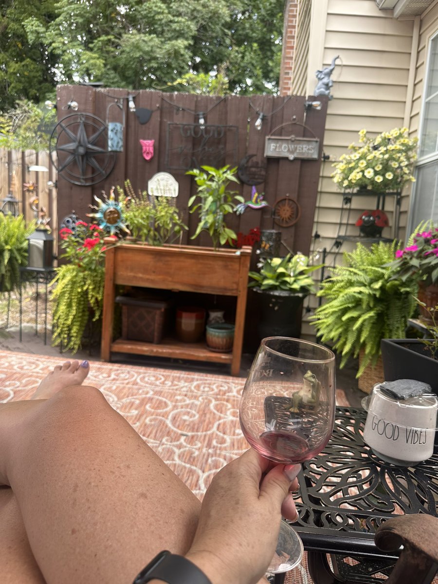 MaryEllenPannWx's tweet photo. 🤗 Feels so nice on the deck right now. Taking advantage of the lower humidity.
🍷Think I need a refill?
🩵 #Barkley is vibing!
✅ Chill music 🎵
✅ Waterfall 💦
#waterfalls #goodvibes #goodvibeaonly #pomeranians #pomeranianworld #pommom #mamasboy #wine #winelife https://t.co/pc6pbmwdaW