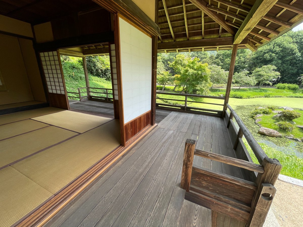 tukitanu's tweet photo. 【 岡山旅行11－吟風閣（1708頃）】
岡山市の北部、足守藩の大名庭園「近水園（おみずえん）」に吟風閣（ぎんぷうかく）があった。池を見下ろす広いバルコニーがある。月見台なのだろう。気持ち良さげなバルコニーだ。

座敷の床まわりがシンプルで美しい。床脇の大小ふたつの地袋を重ねたようなデザインがかっこよい。シンプルで美しくて気持ち良さげでかっこよい。こういう建築を作りたい。

2026.07.16、岡山市足守
https://t.co/yXQeckw8NN