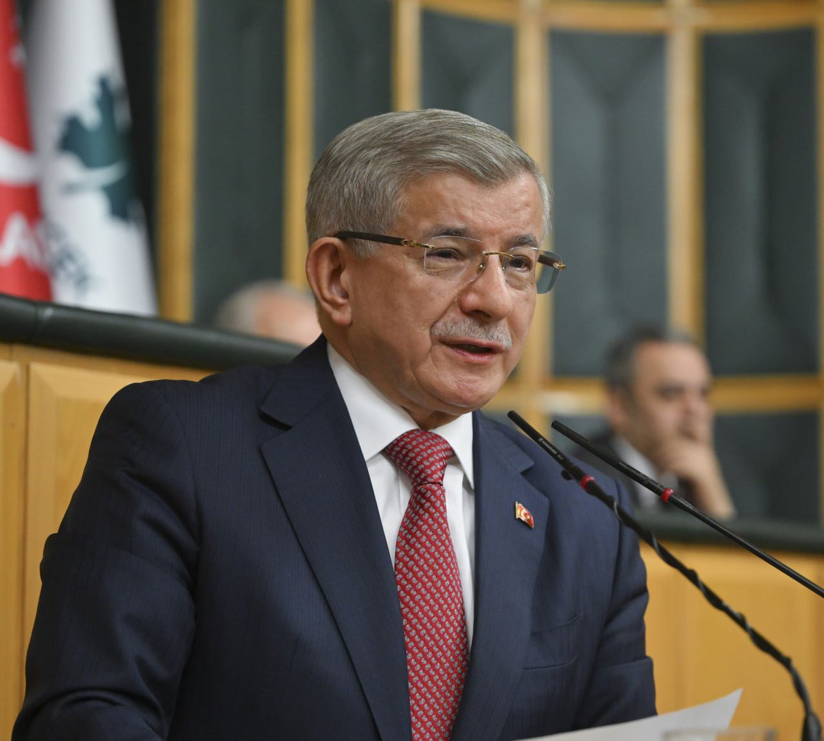 mk_mahmutkar's tweet photo. Ahmet Davutoğlu siyaseti bırakmış Gelecek Partisi'ni de kapatmış.
Gerekçe olarak da "Kirlenmiş siyasi iklimin bir parçası olmamak amacıyla parti siyasetinden çekilme ve Gelecek Partisi'nin siyasi faaliyetlerini sonlandırma kararı almış bulunuyoruz."demiş.

Türkiye'de siyaset yeni kirlenmedi daha önce de kirliydi.
Davutoğlu en başından beri bu seküler düzen içerisindek kirli siyasetin parçası oldu. Ak Parti'deyken de Gelecek Partisi'ni kurduğunda da.
Bu zeminde siyaset yapıp temiz kalmak mümkün değil zira siyasetin dayandığı laik demokratik düzenin kendisi kirlidir.