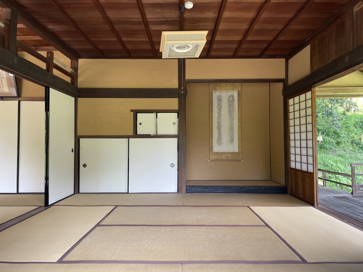 tukitanu's tweet photo. 【 岡山旅行11－吟風閣（1708頃）】
岡山市の北部、足守藩の大名庭園「近水園（おみずえん）」に吟風閣（ぎんぷうかく）があった。池を見下ろす広いバルコニーがある。月見台なのだろう。気持ち良さげなバルコニーだ。

座敷の床まわりがシンプルで美しい。床脇の大小ふたつの地袋を重ねたようなデザインがかっこよい。シンプルで美しくて気持ち良さげでかっこよい。こういう建築を作りたい。

2026.07.16、岡山市足守
https://t.co/yXQeckw8NN