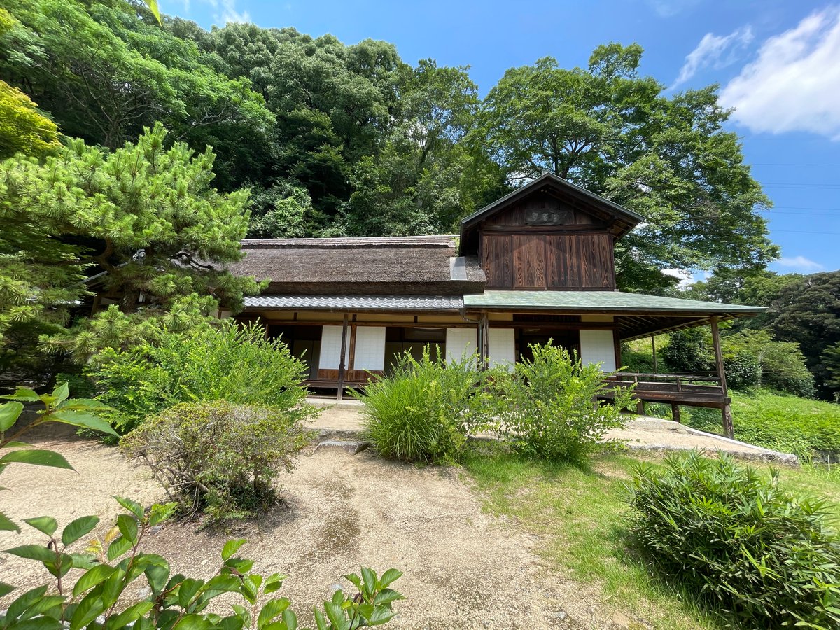 tukitanu's tweet photo. 【 岡山旅行11－吟風閣（1708頃）】
岡山市の北部、足守藩の大名庭園「近水園（おみずえん）」に吟風閣（ぎんぷうかく）があった。池を見下ろす広いバルコニーがある。月見台なのだろう。気持ち良さげなバルコニーだ。

座敷の床まわりがシンプルで美しい。床脇の大小ふたつの地袋を重ねたようなデザインがかっこよい。シンプルで美しくて気持ち良さげでかっこよい。こういう建築を作りたい。

2026.07.16、岡山市足守
https://t.co/yXQeckw8NN
