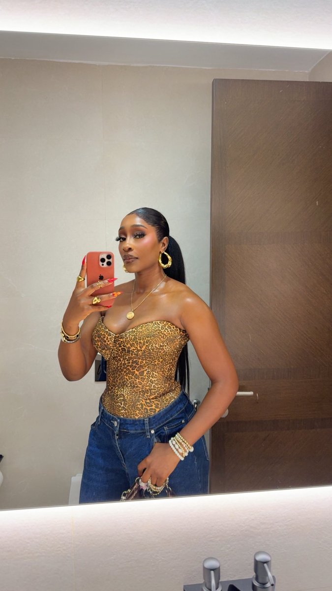 naijahousegist's tweet photo. Sheba stretching her hand out for the #160Million already.
You cannot script this kind of natural confusion. 😍
#TheGambit #BigBrotherNaijaSeason11 https://t.co/dww9NPoI92