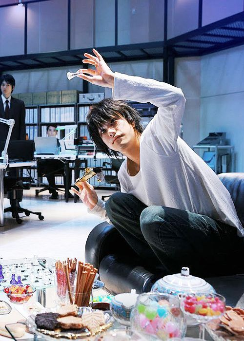 limpbizkrit's tweet photo. why is matsuda looking at L like that... he wants that cookie so fucking badly https://t.co/rTApMnZWL6