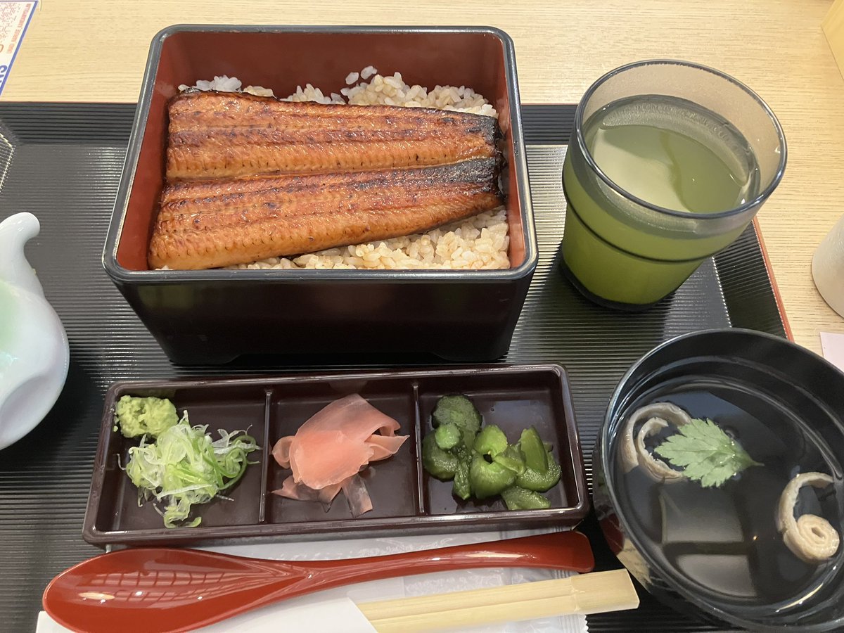 RanMacoto's tweet photo. 神田明神の鰻の店、いつもの老舗のとこはまだやってなかったけど、入り口にあるとこ行ったけど全然おいしかった🩷 https://t.co/jQCziwTIRF