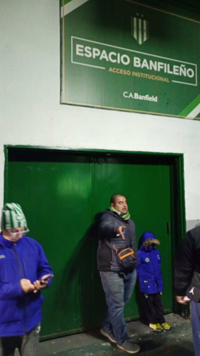 AhoraTaladro's tweet photo. ¿Qué pasa con el Lencho? 

Volver a la cancha siempre es lindo y más si al final del partido #Banfield termina ganando. Pero este martes los banfileños volvimos a nuestra casa y no la encontramos tan linda como queremos. 

Los socios e hinchas que estuvieron en el Lencho vieron escenas feas, de abandono y falta de mantenimiento. Repasamos algunas:

El campo de juego, flojito. En el error de Sanguinetti en el primer gol buena culpa tiene el estado del campo de juego que no lució bien. Estaba verde pero malo. Evidentemente falta inversión.   

En la Mouriño no abrió el Espacio Banfileño y los que querían refugiarse un poco por el clima o comprar algo para tomar o comer no pudieron. 

Los puestos de venta de indumentaria (sobre todo el de la Mouriño) lucieron flacos de ropa y productos. 

Varios carteles y escudos no estaban, con evidentes signos de que se cayeron y nadie los repuso. 

Los baños de la platea se desbordaron o inundaron. 

Las marcas de deterioro en pintura y revoques se cuentan de a decenas. 

A la salida de la Fani la escalera que toma la gente que va a la parte superior estaba sin luz (apenas se veía por la iluminación del campo de juego) 

Palquistas y plateistas se quejaron de la falta de limpieza general, como si no hubieran ni siquiera baldeado en estos meses

Plateistas dijeron que no los dejaron avanzar viniendo desde Gallo y que tuvieron que dar una vuelta manzana. 

¿Qué pasa con el Lencho? ¿Por qué después de 3 meses sin fútbol, la cancha estuvo tan mal presentada? ¿Quién se hace cargo de este tema?