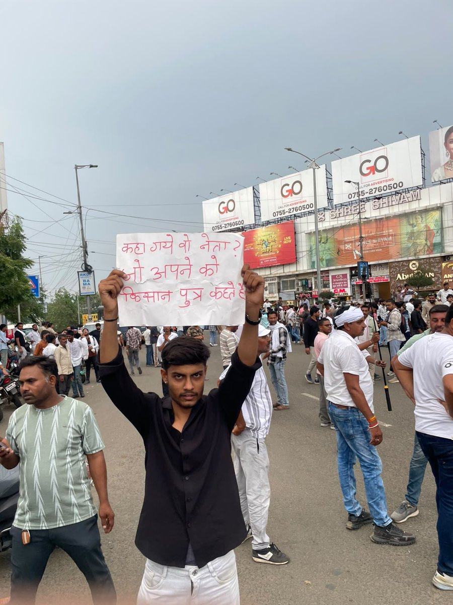 Charchagram_'s tweet photo. Farmers in Bhopal are protesting 
They demand 
• 100% procurement of moong at MSP. • No caps on procurement. • A simpler procurement process without e-token hurdles. • Assured purchase so farmers aren't forced to sell below MSP.
#FarmerProtestMP https://t.co/D1tXAzNHNd
