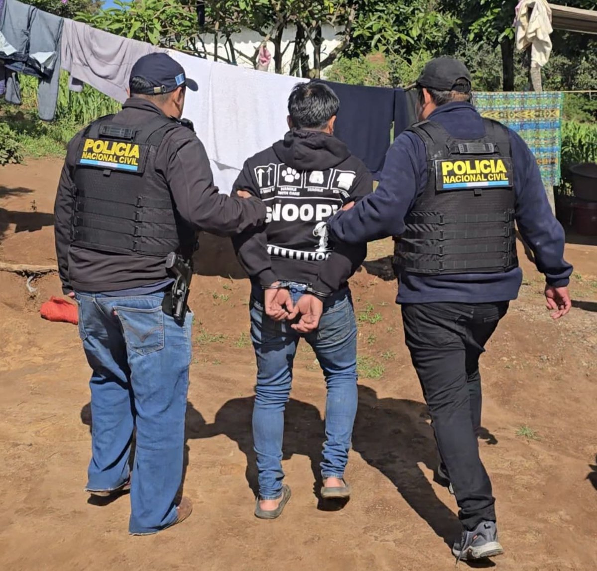 PNCdeGuatemala's tweet photo. En un allanamiento que realizaron investigadores de la #DEIC y el #MP en Santa Cruz del Quiché, Quiché, fue capturado Cipriano “N”, de 25 años, por ser solicitado por un juzgado de ese departamento por el delito de femicidio.

#EstamosCumpliendo
#ProtegerYServir https://t.co/0r8RQwCk2w