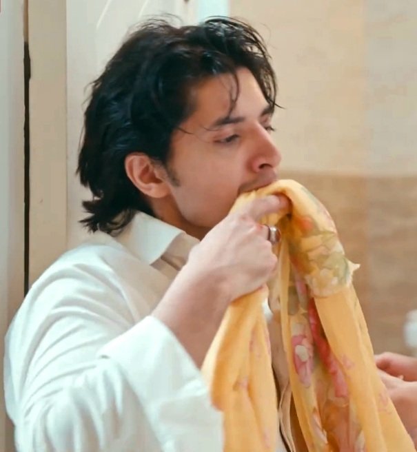 _luvarchives_'s tweet photo. NEVER UNDERESTIMATE THE POWER OF RABIYA'S DUPATTA 

#Zanjeerain #sarbiya https://t.co/ECMOjTFj6k
