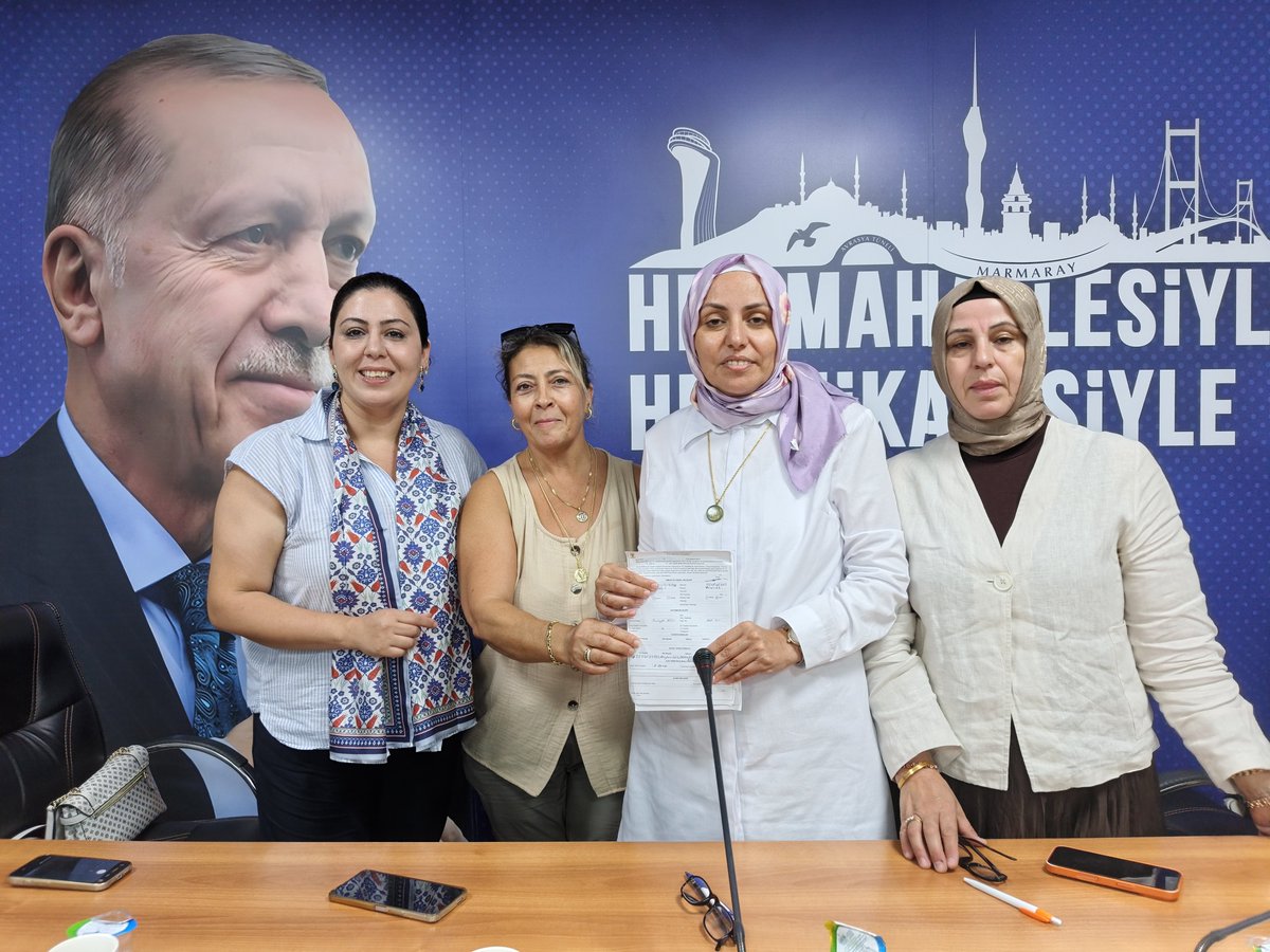 akkadinkcekmece's tweet photo. Değerli teşkilat mensuplarımızın özverili çalışmaları sonucunda gerçekleştirdikleri üye çalışmalarına ait formlar, Başkanımız @salihakaradayi ve İl Koordinatörümüz @BaharUZUN23 'e teslim edildi.
Cumhurbaşkanımız Sayın Recep Tayyip Erdoğan’dan aldığımız güçlü teşkilat ruhu ve hizmet aşkıyla; durmadan, yorulmadan, gece gündüz demeden çalışmalarımıza devam ediyoruz. 🇹🇷
Her bir teşkilat mensubumuzun emeği, gayreti ve fedakârlığı bizler için çok kıymetli. Birlik ve beraberlik içerisinde, daha güçlü bir teşkilat için çalışmaya devam! 💙
#HerMahallesiyleKüçükçekmece #HerSokağıylaKüçükçekmece