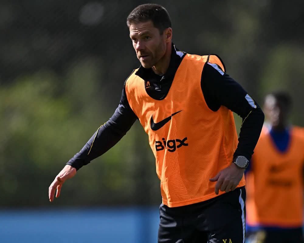KANMI094's tweet photo. I am almost sure that Xabi Alonso is out there looking for ways where he himself can play on the pitch for Chelsea. 

The man loves to play football so much https://t.co/aVX16Cltg6