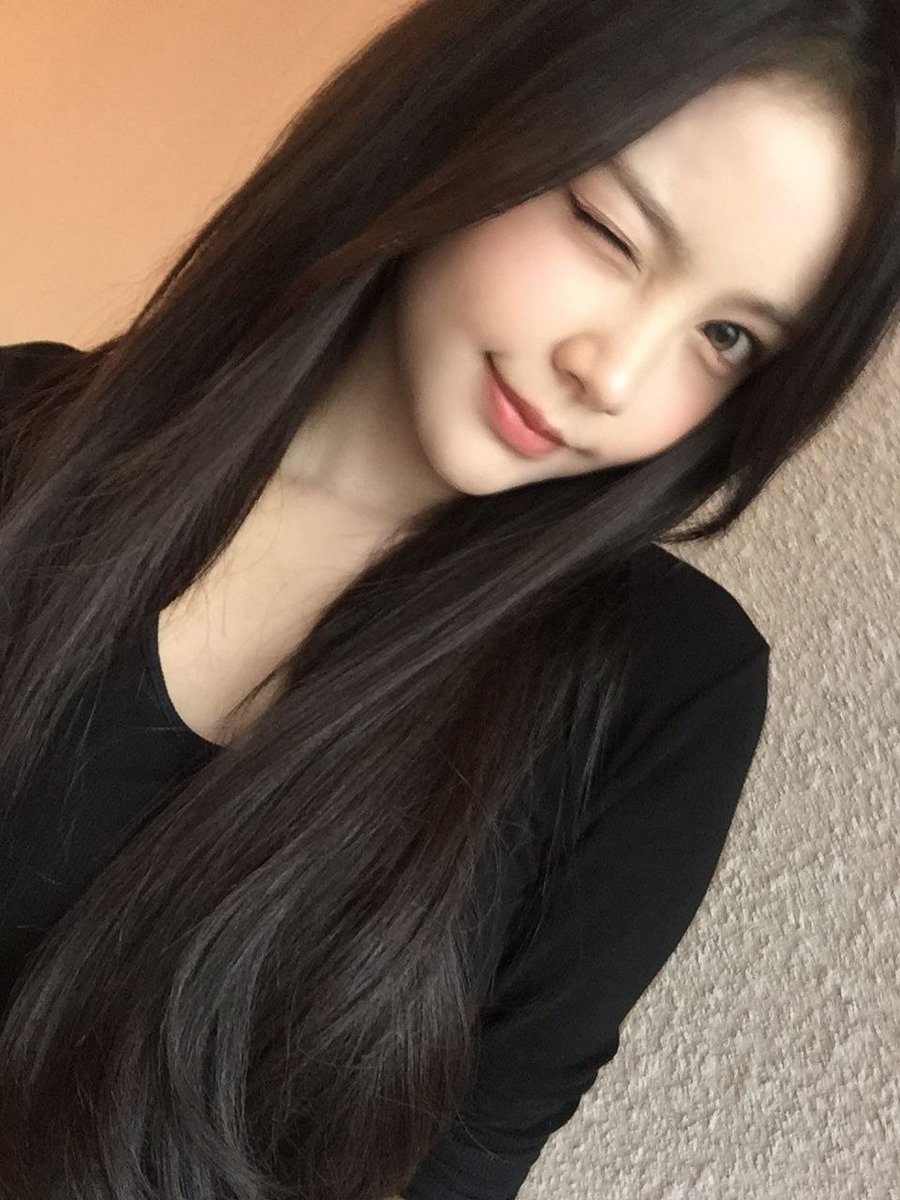 cardmeni's tweet photo. sometimes i wonder if i’d still cross your mind even after you close this picture, or if i’ll disappear as easily as everyone else. https://t.co/9SuG6m0utA