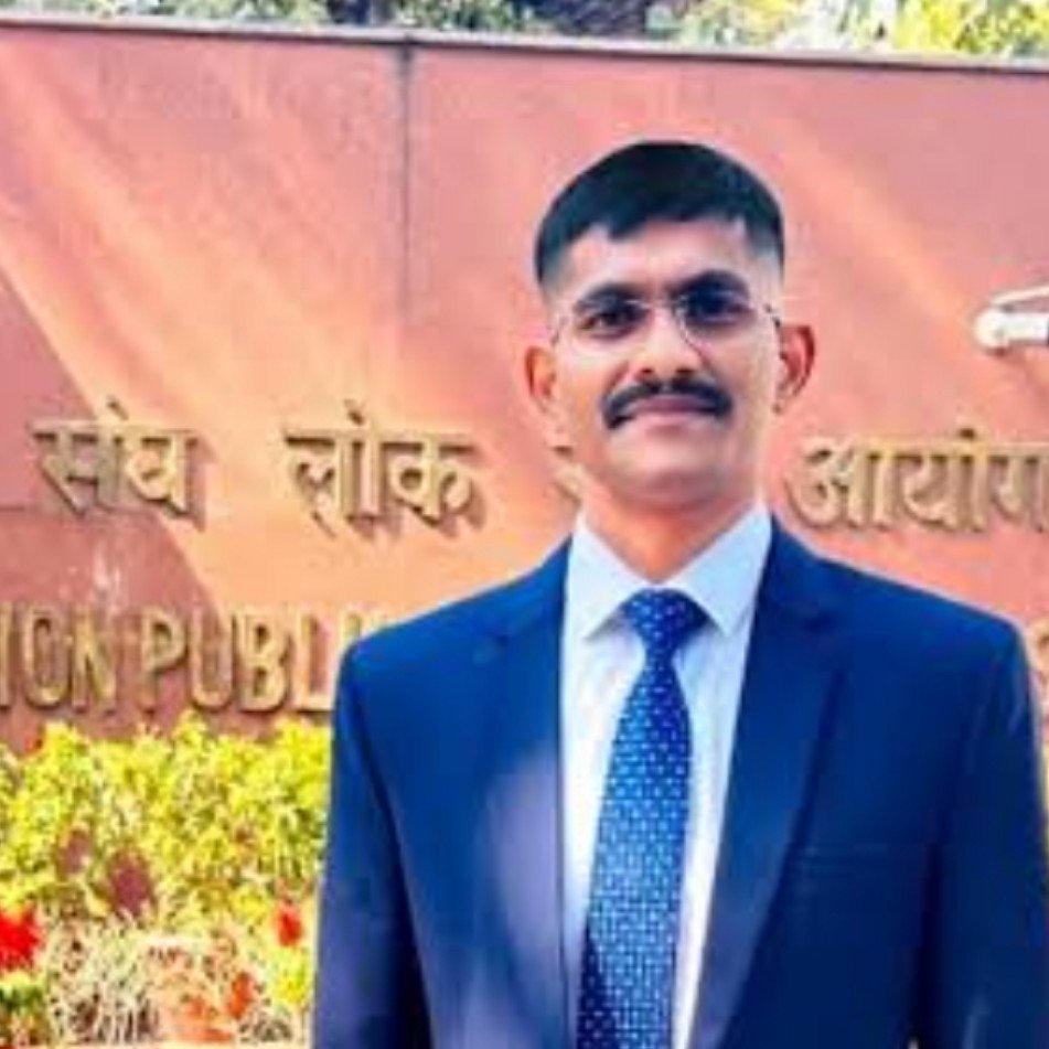 MukAn_X's tweet photo. सर IPS उदय कृष्णन रेड्डी हैं। सिपाही से IPS बने थे, बहुत नाम हुआ था, अब नाम खराब हो गया।

ट्रेनिंग के अंदर ही इसने अपनी बैचमेट 30 साल की महिला IPS को फिजिकली असॉल्ट कर दिया।

उसके चेहरे पर चोट के निशान, जांघों पर चोट के निशान, गले पर उसके फिंगरप्रिंट्स साफ-साफ मिले थे।

हरासमेंट किया था, ब्लैकमेल किया था और प्राइवेट वीडियो बनाकर उसके पति को भेजने की कोशिश भी की थी।  

जब मैडम ने हिम्मत करके 18 जुलाई को पुलिस में कंप्लेंट लिखवा दी, सर घबरा गए।  

सर ने सुसाइड करने की कोशिश कर ली।  

मीडिया ने फौरन कहानी पलट दी कि झूठे आरोप लगे हैं, मेहनती आईपीएस ने सुसाइड अटेम्प्ट किया… लेडी IPS को ही बदनाम कर दिया गया।

लेकिन पुलिस ने जब पूरा मामला जांचा। सच्चाई सामने आ गई। इसने सब किया था।

अब ये जेल के अंदर है। 14 दिन न्यायिक हिरासत में भेज दिया गया।  

UPSC 2024 बैच का ट्रेनी IPS हैं।

अभी ट्रेनिंग भी पूरी नहीं हुई थी, फील्ड में पोस्टिंग भी नहीं हुई थी।

फिर भी अपनी ही साथी महिला अधिकारी के साथ इतना सब कर दिया।  

जो देश के कानून की रक्षा करने वाला था, वो खुद कानून तोड़ रहा था।