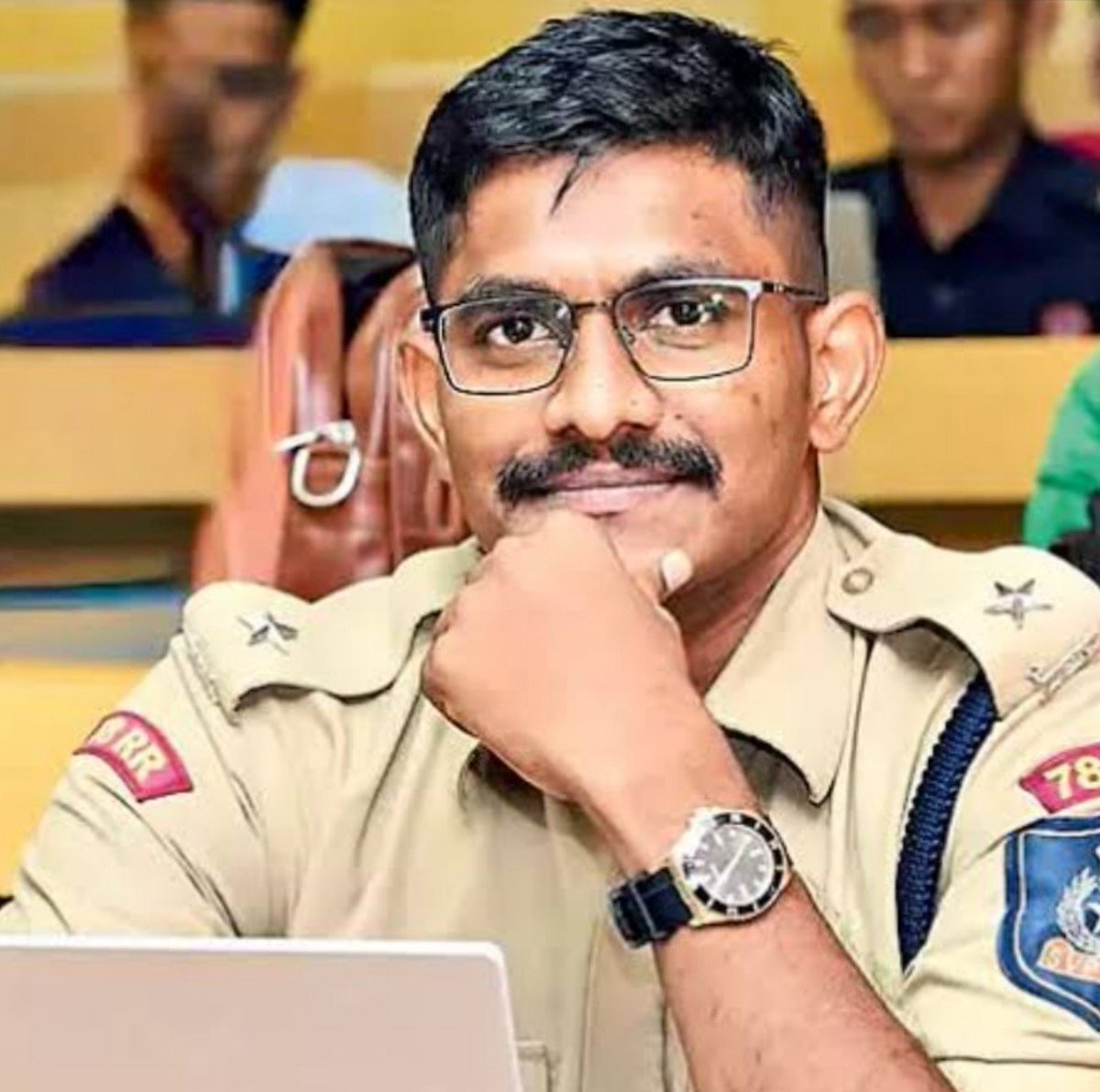 MukAn_X's tweet photo. सर IPS उदय कृष्णन रेड्डी हैं। सिपाही से IPS बने थे, बहुत नाम हुआ था, अब नाम खराब हो गया।

ट्रेनिंग के अंदर ही इसने अपनी बैचमेट 30 साल की महिला IPS को फिजिकली असॉल्ट कर दिया।

उसके चेहरे पर चोट के निशान, जांघों पर चोट के निशान, गले पर उसके फिंगरप्रिंट्स साफ-साफ मिले थे।

हरासमेंट किया था, ब्लैकमेल किया था और प्राइवेट वीडियो बनाकर उसके पति को भेजने की कोशिश भी की थी।  

जब मैडम ने हिम्मत करके 18 जुलाई को पुलिस में कंप्लेंट लिखवा दी, सर घबरा गए।  

सर ने सुसाइड करने की कोशिश कर ली।  

मीडिया ने फौरन कहानी पलट दी कि झूठे आरोप लगे हैं, मेहनती आईपीएस ने सुसाइड अटेम्प्ट किया… लेडी IPS को ही बदनाम कर दिया गया।

लेकिन पुलिस ने जब पूरा मामला जांचा। सच्चाई सामने आ गई। इसने सब किया था।

अब ये जेल के अंदर है। 14 दिन न्यायिक हिरासत में भेज दिया गया।  

UPSC 2024 बैच का ट्रेनी IPS हैं।

अभी ट्रेनिंग भी पूरी नहीं हुई थी, फील्ड में पोस्टिंग भी नहीं हुई थी।

फिर भी अपनी ही साथी महिला अधिकारी के साथ इतना सब कर दिया।  

जो देश के कानून की रक्षा करने वाला था, वो खुद कानून तोड़ रहा था।
