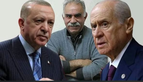 TOPRAK_2_'s tweet photo. ‼️ Abdullah Ağar’dan okunması gereken yazı..
LÜTFEN SONUNA OKUYUNUZ‼️
“Tarihe Can Alıcı Bir Not:
Türkiye’deki *“Terörsüz Türkiye Süreci”ne dahil olanlar neye dahil olup olmadıklarını biliyorlar mı, bilmiyorum, ama…
Teröristbaşı Apo, terör örgütü PKK, PKK’nın açık ve kripto türevleri ile bu projenin hamisi ve sahibi olan küresel ve bölgesel ağlar açısından, Türkiye’deki “Terörsüz Türkiye Süreci”; uzun soluklu ve zamana yayılan sözde “Büyük Kürdistan Projesinin” son derece önemli bir safhası ve parçasıdır.
İspatları sahadadır:
//
Suriye’deki gelişmelere bakarak…
Terör örgütü PKK;
- Suriye’de yapısal bütünlüğünü,
- Silahlı terör gücünü,
- Emir-komuta zincirini,
- Kimyasını, emellerini, hedeflerini,
- Tünellerini ve tahkimatını,
- Bağlantılarını ve himaye ağını,
- Ülke aşımı hareket kabiliyetini güçlendirerek devam ettiriyor.
- Hatta Suriye devletinin unvanlarına, makamlarına, yetkilerine ve kimliğine kavuşarak idari ve özerk yapısını güçlendirmeye ve meşrulaştırmaya devam ediyor.
//
Irak’taki gelişmelere bakarak…
- Şam’daki yönetimin değiştiği Halep ve Şam savaşlarıyla birlikte, özellikle ABD ve Fransa’nın düğmeye basmasıyla Irak IKBY’deki Soran ve Behdinan-Talabani ve Barzaniler başta- Irak Kürt yönetimleri ile Suriye’deki YPG-PYD dahil PKK terör örgütüyle gelişen süreçler ve yakınlaşmalar.
- Bu yeni dönem Duhok süreçlerine dahil olan çok katmanlı, çok ülkeli temaslar, ABD’nin Irak ve Suriye’yi entegre değerlendirerek Ankara Büyükelçisi Tom Barrack’ı Suriye-Irak temsilcisi ataması. (Tabii Ankara Büyükelçisi olması da en önemli karine)
- Talabanilerin İran ekseninden uzaklaşıp ABD eksenine yaklaşması.
- PKK’nın özellikle Asos dağı üzerinden Doğu Süleymaniye’deki Penjwen koridorundan Halepçe çevresine genişlemesi.
- Oradan Hewreman-Kirmanşah ve İlam’a sarkması… İran’da yaşayan Kürtlerin havzasında yığınağını ve faaliyetlerini arttırması.
- PKK’nın Kandil’deki yığınak artışı.
- İran’ın Irak’ta kendisine tehdit üreten silahlı Kürt yapılara bugüne kadar Irak sahasında yaklaşık 200 saldırı düzenlemesi.
- Olası bir durumda Irak’ın kuzeyinde etki üretecek İran’a müzahir Haşdi Şabi’nin baskı altında kalması.
- Irak’ta İran etkisini kırmaya yönelik ABD çaba ve Irak-ABD anlaşmalarının PKK’ya alan açmayla ilgili olası sonuçları.
//
İran’daki gelişmelere bakarak…
- PKK ile İran muhalifi diğer silahlı Kürt grupların istihbarat, eğitim, silah, teçhizat, algı, lojistik ve himaye imkânlarının artırılması,
- Muhalif Kürt silahlı grupların İran içinde ve farklı ülkelerde eğitimi,
- Irak ve Suriye’deki PKK’nın İran’a sızması,
- ABD’nin Suriye’de eğittiği YPG/PKK’lıların Zagroslar’da İran PKK’sı PJAK-YRK’lıları eğitmesi,
- PKK’nın Zagroslar başta olmak üzere farklı bölgelerde yığınaklarını genişletmesi,
- İran Devrim Muhafızları ile PKK arasındaki çatışmalar,
- Devrim Muhafızlarının sınır bölgelerinde askeri yığınağını ve tahkimatını arttırması,
- ABD ile İsrail’in İran’ın özellikle Batı bölgelerinde silahlı Kürt yapıların akış ve sızma hatlarının önündeki unsurlarına yönelik saldırıları,
- İran-ABD/İsrail savaşının yeni fazında İran’ın sınırları içinde kontrol, irade ve otoritesini etkileyecek derinde ve derin saldırılar.
//
Özellikle ABD, İngiltere, Fransa ve İsrail’in bölgeye ilişkin tutumları, siyaset ve strateji ve etkilerindeki değişim ve gelişmeler…
//
Ve Türkiye…
- Terör üreterek Türkiye’deki emellerine ulaşamamış,
- Hareket ve eylem kabiliyeti büyük ölçüde yitirmiş,
- “Devlet kurdum”, “Kurtarılmış bölge ilan ettim” dediği bütün Irak dağlık sınır hattındaki bütün kamp, mevzi ve çok katmanlı mağara ağını ve yığınağını Türk Silahlı Kuvvetlere kaptırmış ve ağır bir çöküş yaşarken…
“Hamas’ın İsrail baskınından sonra güç-tehdit-baskı-jeopolitik entrika ve vaad kullanılarak başlatılan yeni düzen inşa sürecinde”
Gazze başta Filistin’de, Lübnan’da, “özellikle Suriye’de”, Irak ve İran’da yaşanan ve yaşanacak askerî, siyasi, jeopolitik ve diplomatik gelişmelerle eşgüdüm içinde, adeta sihirli bir değnek değmişçesine Türkiye’de başlatılan *“Terörsüz Türkiye Süreci”*nden elde etmeyi umdukları kazanımlara bakarak…
- Ki bu kazanımların başında;
- PKK türevlerinin sözde “Kök Yasa” olarak tanımladıkları Anayasal ve yasal düzenlemeler,
- Sözde idari bölgelerle ilgili başlıklar; yerel yönetimlerin yetkilerinin genişletilmesi, kayyum sisteminin tartışmaya açılması,
- Terör örgütüyle bağlantılı yapıların, teröristlerin ve teröristbaşı Apo’nun statüsüne ilişkin tartışmalar,
- Teröristlere “af” sarmalı,
- Suriye’de devlet üniforması ve makamı kazanmış örgüt mensuplarının Türk devlet yetkilileriyle temasları,
- Siyaset-STK-medya ayağıyla PKK’nın açık ve kripto türevlerinin alana çıkması,
- Ve nihayetinde Türkiye’de devlet sisteminin aşındırılması, sosyolojik kopuşun derinleştirilmesi yer alıyor.
Ve bunlara ilave… Süreçten siyasi-ekonomik-koltuk ikbali ve menfaat umanların varlığı öne çıkıyor.
//
Toplumun çok büyük bir kesimi “akan kan dursun” isterken, bunun teröristbaşı ve terör örgütüyle yürütülmesine yönelik toplumsal desteğin ancak yaklaşık %10 seviyesine düştüğü bilinmesine rağmen -ki bunların çoğu PKK’nın ve siyasi türevinin sempatizanı- bunun ısrarla devam ettirilmesi; bunun sonucunda toplumsal güvenin zedelenmesi ve millî birliğin ağır yara alma ihtimalinin ortaya çıkması.
//
O zaman tekrar yazayım:
Türkiye’deki *“Terörsüz Türkiye Süreci”*ne dahil olanlar neye dahil olup olmadıklarını biliyorlar mı, bilmiyorum, ama…
Teröristbaşı Apo, terör örgütü PKK, PKK’nın açık ve kripto türevleri ile bu projenin hamisi ve sahibi olan küresel ve bölgesel güçler açısından, Türkiye’deki “Terörsüz Türkiye Süreci”; uzun soluklu ve zamana yayılan sözde “Büyük Kürdistan Projesinin” son derece önemli bir safhası ve parçasıdır.
40 yılını bu işe gömmüş biri olarak bu benim tarihe düştüğüm nottur.
Aklımın, vicdanımın, muhakememin, şehitlere ve gazilere olan vefamın, Allah’a vereceğim hesabın, PKK tarafından aldatıldığımız 6 sözde ateşkes süreci dahil başlayan daha kanlı ve riskli süreçler başta yediğimiz kazıkların ve “kayıtsız şartsız silah bırakacaklar” diyerek başlatılan sürecin bu kanun çıkartma safhasında PKK’nın “Biz silah bırakacağız demedik; yalnızca şimdilik ve bu koşullarda silahlı eylem yapmayacağız” kıvırtması ve kurnazlığı dahil saha tecrübemin ürettiği bir not…
Yarın geri dönüşsüz bir yara alırsak kimse “Ben bunları bilmiyordum.” demesin.
//
Son söz…
Önce iyi niyetli olanlar için…
Cehennemin yolu iyi niyet taşlarıyla döşelidir.
Hele ki söz konusu PKK, Apo, FETÖ, dini ve dindarı istismar eden yapılar ve radikaller olunca…
Çünkü onlar da kimin eli kimin cebinde belli değildir.
Şimdi uyuyanlar için bir benzetmeyle meramımızı anlatmaya çalışalım:
Denir ki; “Fareler burnunuzu yerken bir salgı salgılarlar. Burnunuzun yendiğinin farkına varmazsınız.”
Kıssadan hisse bu ya… Bir de uyanmışsınız ki, bakmışsınız ki burnunuz yok!
Bir de uyanık, ne yaptığını çok iyi bilenler var:
Onları da Allah’ın gazabına havale ediyorum.
//
Ve son bir soru?
Daha önceki sözde çözüm sürecinde İngiltere ve ABD’nin pozisyonları; coğrafyadaki diziliş, konjonktür, aktörlerin duruşu farklıydı.
Şimdi İsrail’in de güçlü dahil; hatta dosya sahibi olduğu süreçte özellikle ABD -İsrail- ve İngiltere’nin -ittifak-eşgüdüm-iş birliği ve rekabetleri dahil- ne için ve nasıl pozisyon aldıklarının farkında mıyız?”
---Abdullah Ağar 
—Saygılarımla
—27 Temmuz 2026