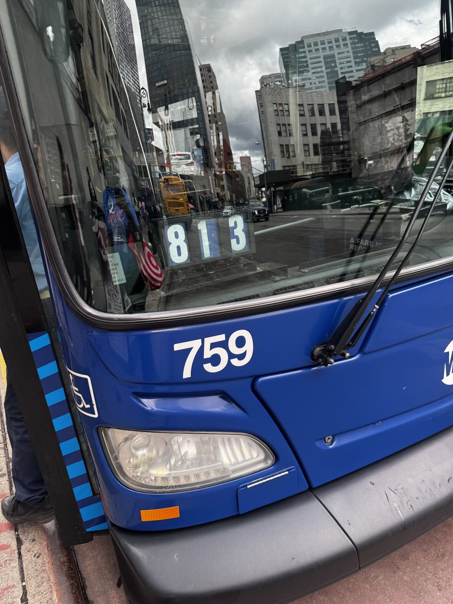exstaacey's tweet photo. @MTA b61 is never on time! This bus just got here and it’s sitting for another 20 minutes!!!!! Wtf. I’m late ! I can never depend on this bus for shit!!! https://t.co/oObvKXC1jl