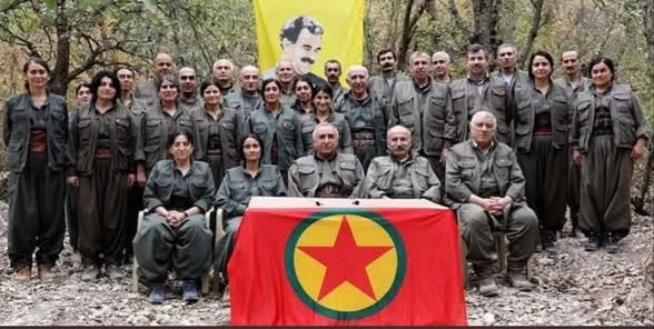 TOPRAK_2_'s tweet photo. ‼️ Abdullah Ağar’dan okunması gereken yazı..
LÜTFEN SONUNA OKUYUNUZ‼️
“Tarihe Can Alıcı Bir Not:
Türkiye’deki *“Terörsüz Türkiye Süreci”ne dahil olanlar neye dahil olup olmadıklarını biliyorlar mı, bilmiyorum, ama…
Teröristbaşı Apo, terör örgütü PKK, PKK’nın açık ve kripto türevleri ile bu projenin hamisi ve sahibi olan küresel ve bölgesel ağlar açısından, Türkiye’deki “Terörsüz Türkiye Süreci”; uzun soluklu ve zamana yayılan sözde “Büyük Kürdistan Projesinin” son derece önemli bir safhası ve parçasıdır.
İspatları sahadadır:
//
Suriye’deki gelişmelere bakarak…
Terör örgütü PKK;
- Suriye’de yapısal bütünlüğünü,
- Silahlı terör gücünü,
- Emir-komuta zincirini,
- Kimyasını, emellerini, hedeflerini,
- Tünellerini ve tahkimatını,
- Bağlantılarını ve himaye ağını,
- Ülke aşımı hareket kabiliyetini güçlendirerek devam ettiriyor.
- Hatta Suriye devletinin unvanlarına, makamlarına, yetkilerine ve kimliğine kavuşarak idari ve özerk yapısını güçlendirmeye ve meşrulaştırmaya devam ediyor.
//
Irak’taki gelişmelere bakarak…
- Şam’daki yönetimin değiştiği Halep ve Şam savaşlarıyla birlikte, özellikle ABD ve Fransa’nın düğmeye basmasıyla Irak IKBY’deki Soran ve Behdinan-Talabani ve Barzaniler başta- Irak Kürt yönetimleri ile Suriye’deki YPG-PYD dahil PKK terör örgütüyle gelişen süreçler ve yakınlaşmalar.
- Bu yeni dönem Duhok süreçlerine dahil olan çok katmanlı, çok ülkeli temaslar, ABD’nin Irak ve Suriye’yi entegre değerlendirerek Ankara Büyükelçisi Tom Barrack’ı Suriye-Irak temsilcisi ataması. (Tabii Ankara Büyükelçisi olması da en önemli karine)
- Talabanilerin İran ekseninden uzaklaşıp ABD eksenine yaklaşması.
- PKK’nın özellikle Asos dağı üzerinden Doğu Süleymaniye’deki Penjwen koridorundan Halepçe çevresine genişlemesi.
- Oradan Hewreman-Kirmanşah ve İlam’a sarkması… İran’da yaşayan Kürtlerin havzasında yığınağını ve faaliyetlerini arttırması.
- PKK’nın Kandil’deki yığınak artışı.
- İran’ın Irak’ta kendisine tehdit üreten silahlı Kürt yapılara bugüne kadar Irak sahasında yaklaşık 200 saldırı düzenlemesi.
- Olası bir durumda Irak’ın kuzeyinde etki üretecek İran’a müzahir Haşdi Şabi’nin baskı altında kalması.
- Irak’ta İran etkisini kırmaya yönelik ABD çaba ve Irak-ABD anlaşmalarının PKK’ya alan açmayla ilgili olası sonuçları.
//
İran’daki gelişmelere bakarak…
- PKK ile İran muhalifi diğer silahlı Kürt grupların istihbarat, eğitim, silah, teçhizat, algı, lojistik ve himaye imkânlarının artırılması,
- Muhalif Kürt silahlı grupların İran içinde ve farklı ülkelerde eğitimi,
- Irak ve Suriye’deki PKK’nın İran’a sızması,
- ABD’nin Suriye’de eğittiği YPG/PKK’lıların Zagroslar’da İran PKK’sı PJAK-YRK’lıları eğitmesi,
- PKK’nın Zagroslar başta olmak üzere farklı bölgelerde yığınaklarını genişletmesi,
- İran Devrim Muhafızları ile PKK arasındaki çatışmalar,
- Devrim Muhafızlarının sınır bölgelerinde askeri yığınağını ve tahkimatını arttırması,
- ABD ile İsrail’in İran’ın özellikle Batı bölgelerinde silahlı Kürt yapıların akış ve sızma hatlarının önündeki unsurlarına yönelik saldırıları,
- İran-ABD/İsrail savaşının yeni fazında İran’ın sınırları içinde kontrol, irade ve otoritesini etkileyecek derinde ve derin saldırılar.
//
Özellikle ABD, İngiltere, Fransa ve İsrail’in bölgeye ilişkin tutumları, siyaset ve strateji ve etkilerindeki değişim ve gelişmeler…
//
Ve Türkiye…
- Terör üreterek Türkiye’deki emellerine ulaşamamış,
- Hareket ve eylem kabiliyeti büyük ölçüde yitirmiş,
- “Devlet kurdum”, “Kurtarılmış bölge ilan ettim” dediği bütün Irak dağlık sınır hattındaki bütün kamp, mevzi ve çok katmanlı mağara ağını ve yığınağını Türk Silahlı Kuvvetlere kaptırmış ve ağır bir çöküş yaşarken…
“Hamas’ın İsrail baskınından sonra güç-tehdit-baskı-jeopolitik entrika ve vaad kullanılarak başlatılan yeni düzen inşa sürecinde”
Gazze başta Filistin’de, Lübnan’da, “özellikle Suriye’de”, Irak ve İran’da yaşanan ve yaşanacak askerî, siyasi, jeopolitik ve diplomatik gelişmelerle eşgüdüm içinde, adeta sihirli bir değnek değmişçesine Türkiye’de başlatılan *“Terörsüz Türkiye Süreci”*nden elde etmeyi umdukları kazanımlara bakarak…
- Ki bu kazanımların başında;
- PKK türevlerinin sözde “Kök Yasa” olarak tanımladıkları Anayasal ve yasal düzenlemeler,
- Sözde idari bölgelerle ilgili başlıklar; yerel yönetimlerin yetkilerinin genişletilmesi, kayyum sisteminin tartışmaya açılması,
- Terör örgütüyle bağlantılı yapıların, teröristlerin ve teröristbaşı Apo’nun statüsüne ilişkin tartışmalar,
- Teröristlere “af” sarmalı,
- Suriye’de devlet üniforması ve makamı kazanmış örgüt mensuplarının Türk devlet yetkilileriyle temasları,
- Siyaset-STK-medya ayağıyla PKK’nın açık ve kripto türevlerinin alana çıkması,
- Ve nihayetinde Türkiye’de devlet sisteminin aşındırılması, sosyolojik kopuşun derinleştirilmesi yer alıyor.
Ve bunlara ilave… Süreçten siyasi-ekonomik-koltuk ikbali ve menfaat umanların varlığı öne çıkıyor.
//
Toplumun çok büyük bir kesimi “akan kan dursun” isterken, bunun teröristbaşı ve terör örgütüyle yürütülmesine yönelik toplumsal desteğin ancak yaklaşık %10 seviyesine düştüğü bilinmesine rağmen -ki bunların çoğu PKK’nın ve siyasi türevinin sempatizanı- bunun ısrarla devam ettirilmesi; bunun sonucunda toplumsal güvenin zedelenmesi ve millî birliğin ağır yara alma ihtimalinin ortaya çıkması.
//
O zaman tekrar yazayım:
Türkiye’deki *“Terörsüz Türkiye Süreci”*ne dahil olanlar neye dahil olup olmadıklarını biliyorlar mı, bilmiyorum, ama…
Teröristbaşı Apo, terör örgütü PKK, PKK’nın açık ve kripto türevleri ile bu projenin hamisi ve sahibi olan küresel ve bölgesel güçler açısından, Türkiye’deki “Terörsüz Türkiye Süreci”; uzun soluklu ve zamana yayılan sözde “Büyük Kürdistan Projesinin” son derece önemli bir safhası ve parçasıdır.
40 yılını bu işe gömmüş biri olarak bu benim tarihe düştüğüm nottur.
Aklımın, vicdanımın, muhakememin, şehitlere ve gazilere olan vefamın, Allah’a vereceğim hesabın, PKK tarafından aldatıldığımız 6 sözde ateşkes süreci dahil başlayan daha kanlı ve riskli süreçler başta yediğimiz kazıkların ve “kayıtsız şartsız silah bırakacaklar” diyerek başlatılan sürecin bu kanun çıkartma safhasında PKK’nın “Biz silah bırakacağız demedik; yalnızca şimdilik ve bu koşullarda silahlı eylem yapmayacağız” kıvırtması ve kurnazlığı dahil saha tecrübemin ürettiği bir not…
Yarın geri dönüşsüz bir yara alırsak kimse “Ben bunları bilmiyordum.” demesin.
//
Son söz…
Önce iyi niyetli olanlar için…
Cehennemin yolu iyi niyet taşlarıyla döşelidir.
Hele ki söz konusu PKK, Apo, FETÖ, dini ve dindarı istismar eden yapılar ve radikaller olunca…
Çünkü onlar da kimin eli kimin cebinde belli değildir.
Şimdi uyuyanlar için bir benzetmeyle meramımızı anlatmaya çalışalım:
Denir ki; “Fareler burnunuzu yerken bir salgı salgılarlar. Burnunuzun yendiğinin farkına varmazsınız.”
Kıssadan hisse bu ya… Bir de uyanmışsınız ki, bakmışsınız ki burnunuz yok!
Bir de uyanık, ne yaptığını çok iyi bilenler var:
Onları da Allah’ın gazabına havale ediyorum.
//
Ve son bir soru?
Daha önceki sözde çözüm sürecinde İngiltere ve ABD’nin pozisyonları; coğrafyadaki diziliş, konjonktür, aktörlerin duruşu farklıydı.
Şimdi İsrail’in de güçlü dahil; hatta dosya sahibi olduğu süreçte özellikle ABD -İsrail- ve İngiltere’nin -ittifak-eşgüdüm-iş birliği ve rekabetleri dahil- ne için ve nasıl pozisyon aldıklarının farkında mıyız?”
---Abdullah Ağar 
—Saygılarımla
—27 Temmuz 2026